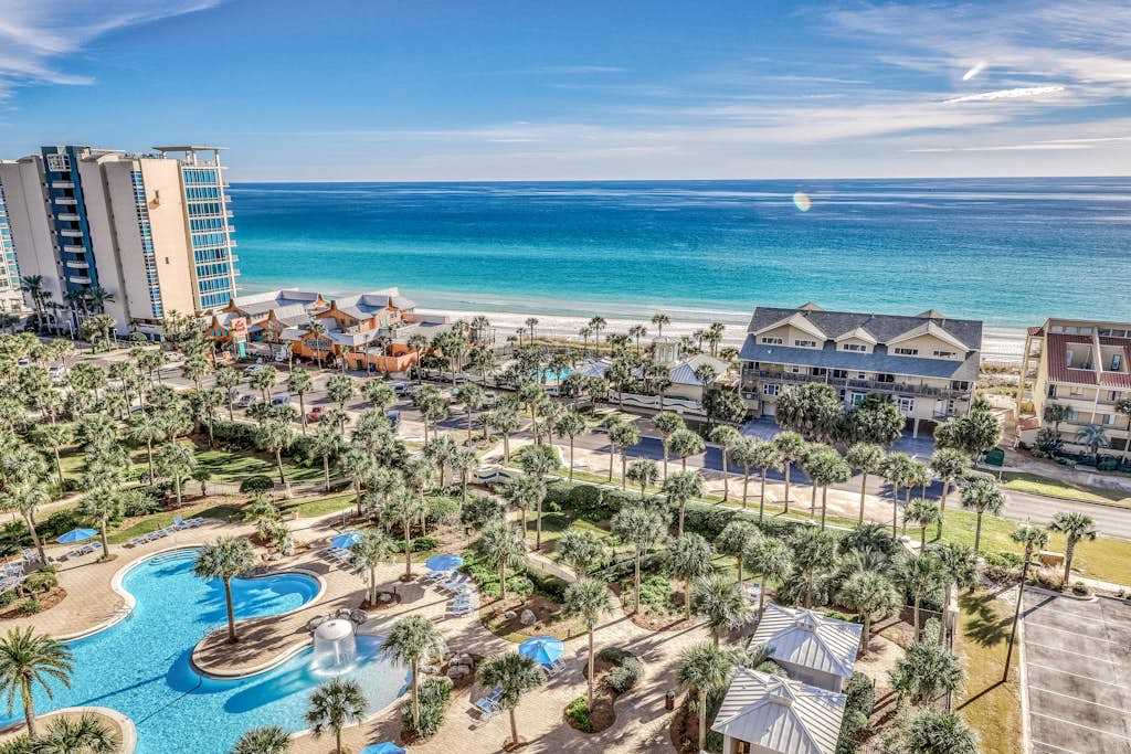 Beach condo w/ shared guest amenities - pool, fitness center & BBQ area