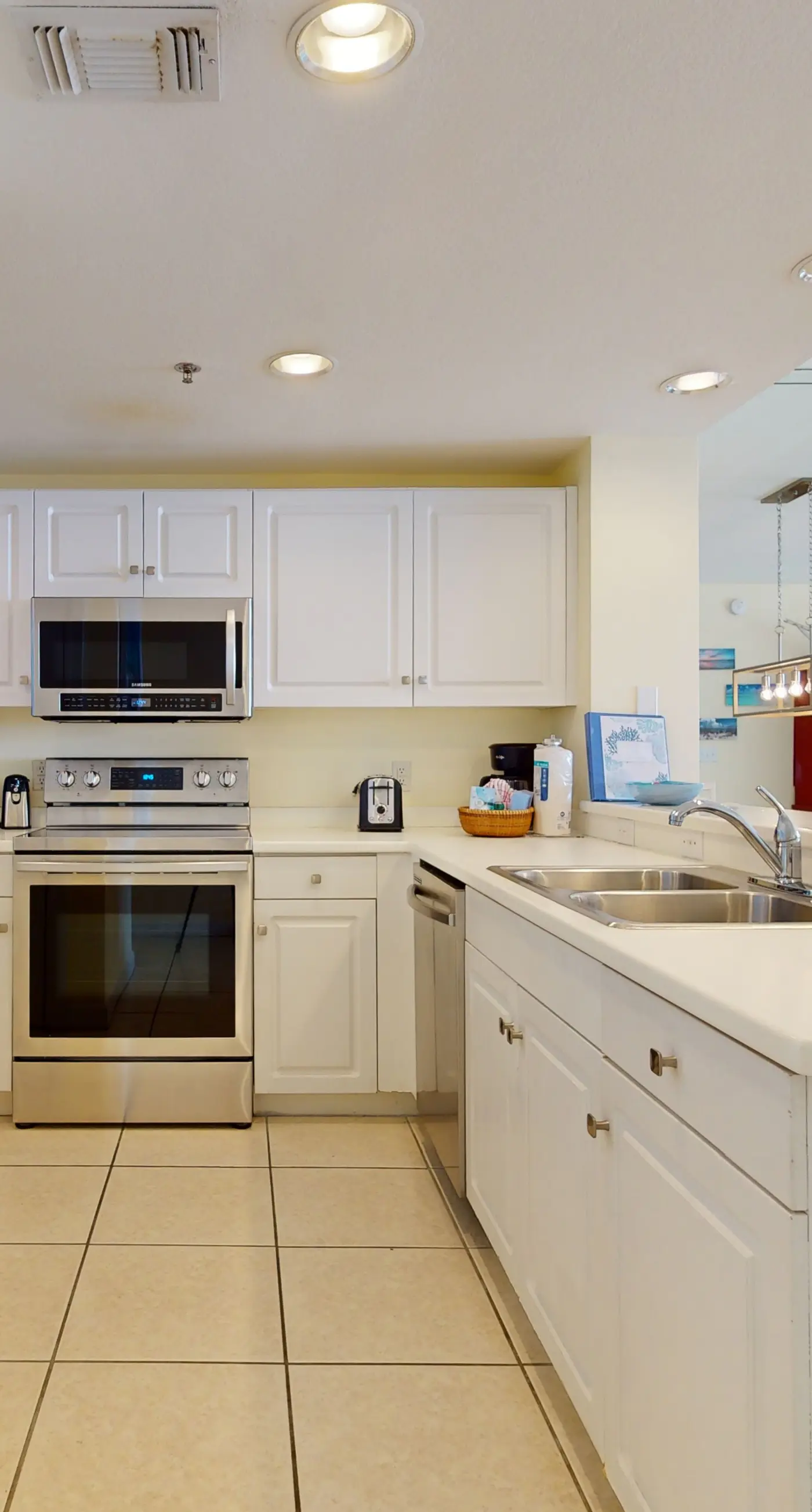 Beach condo w/ shared guest amenities - pool, fitness center & BBQ area