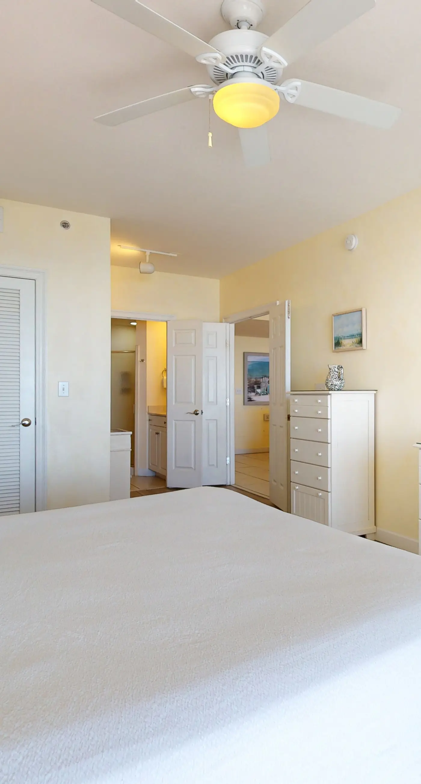 Beach condo w/ shared guest amenities - pool, fitness center & BBQ area