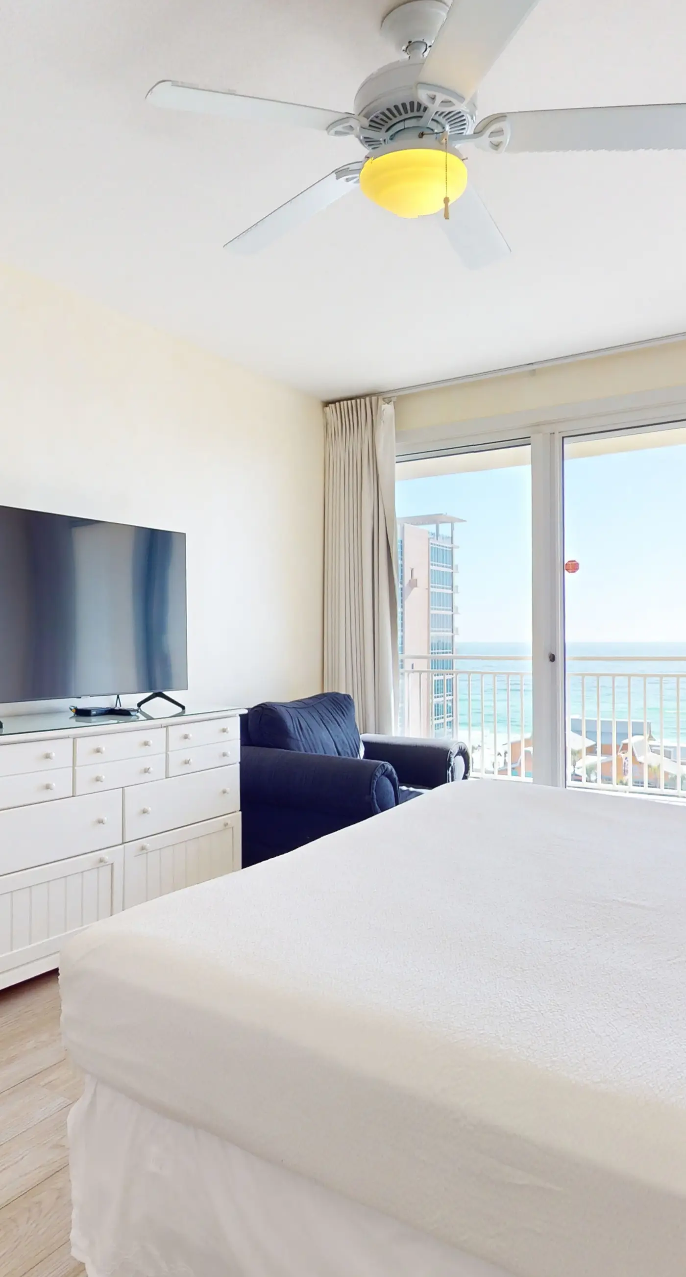 Beach condo w/ shared guest amenities - pool, fitness center & BBQ area