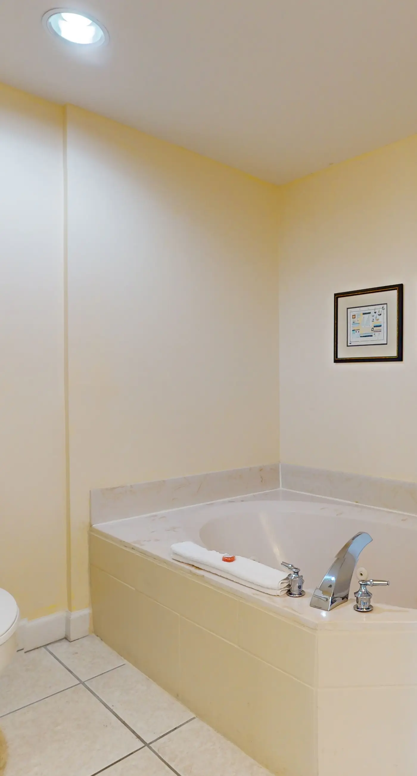 Beach condo w/ shared guest amenities - pool, fitness center & BBQ area