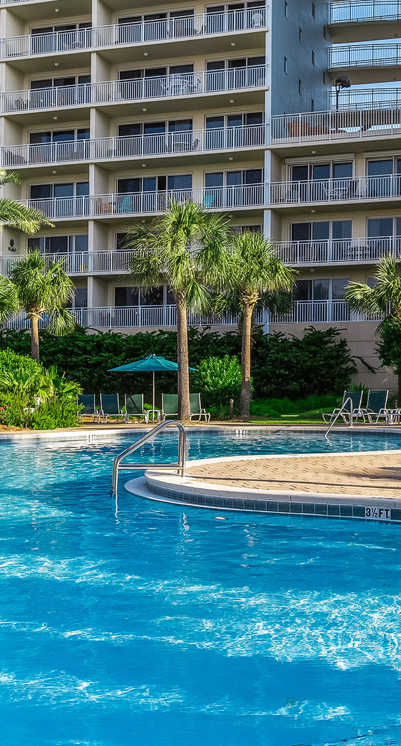 Beach condo w/ shared guest amenities - pool, fitness center & BBQ area