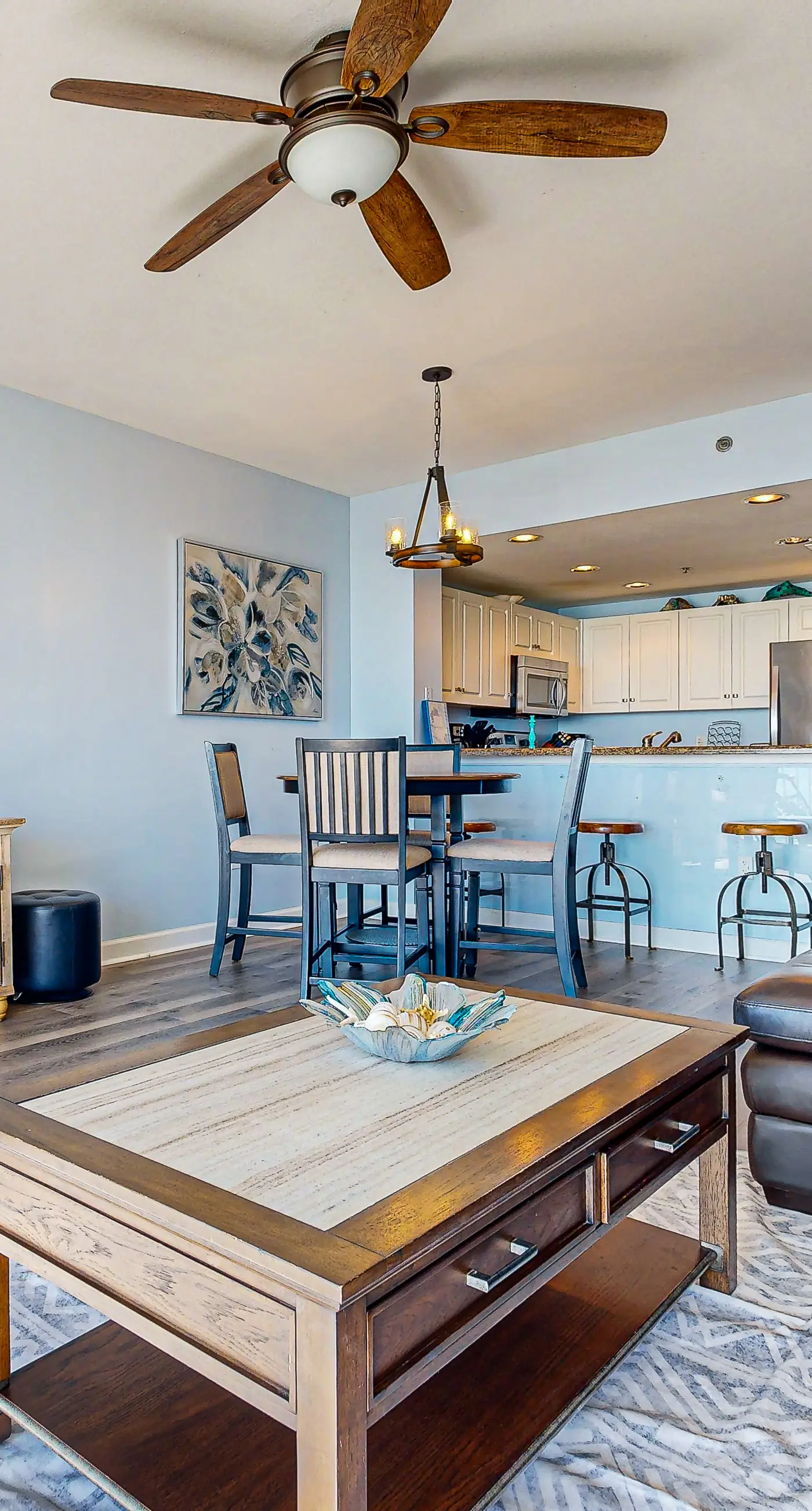 Relaxing condo w gulf views from private balcony - pool, gym & BBQ area