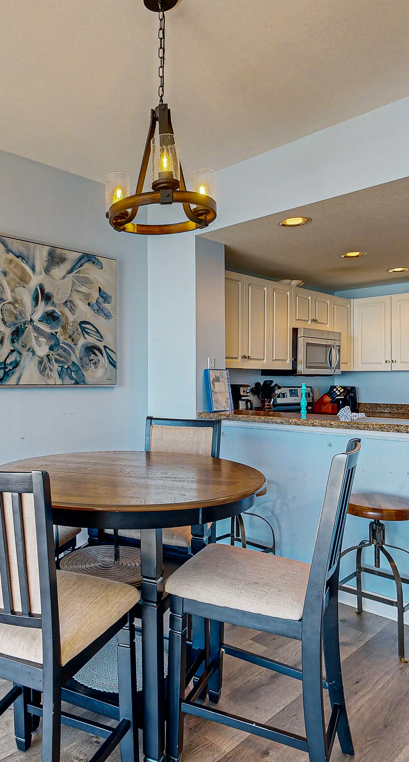 Relaxing condo w gulf views from private balcony - pool, gym & BBQ area
