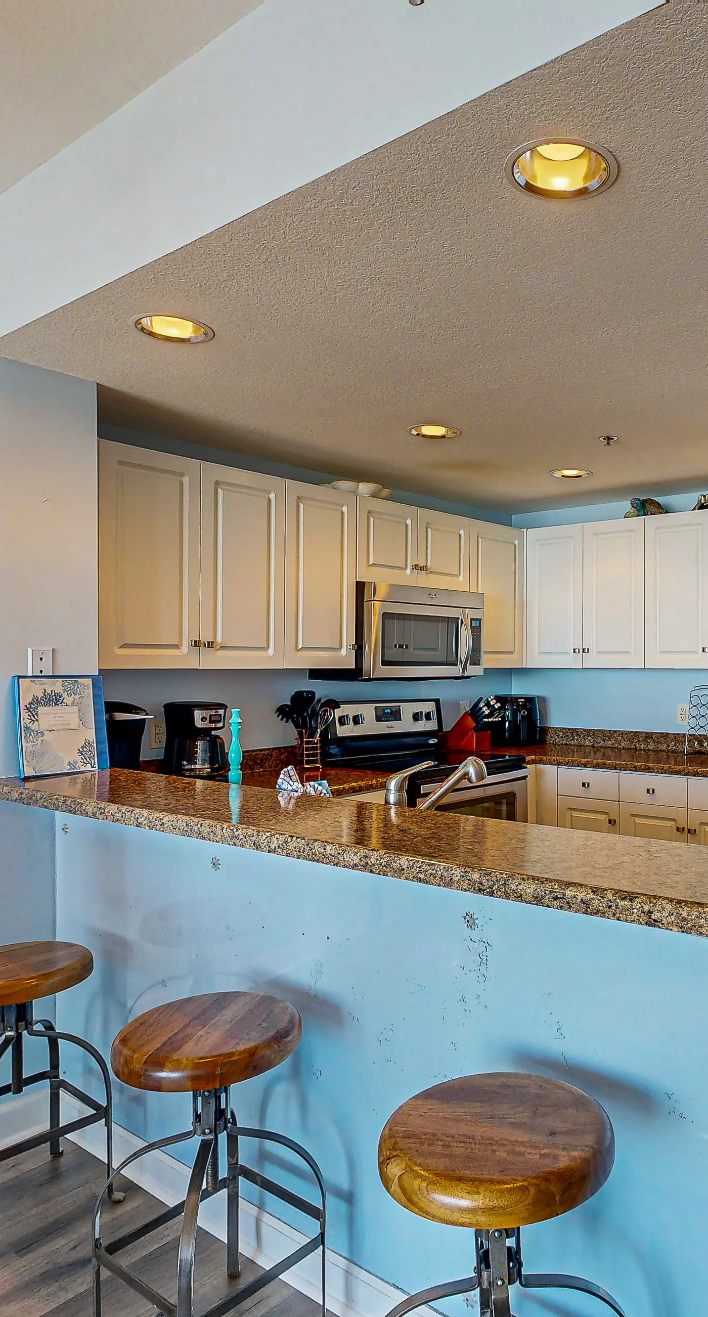 Relaxing condo w gulf views from private balcony - pool, gym & BBQ area
