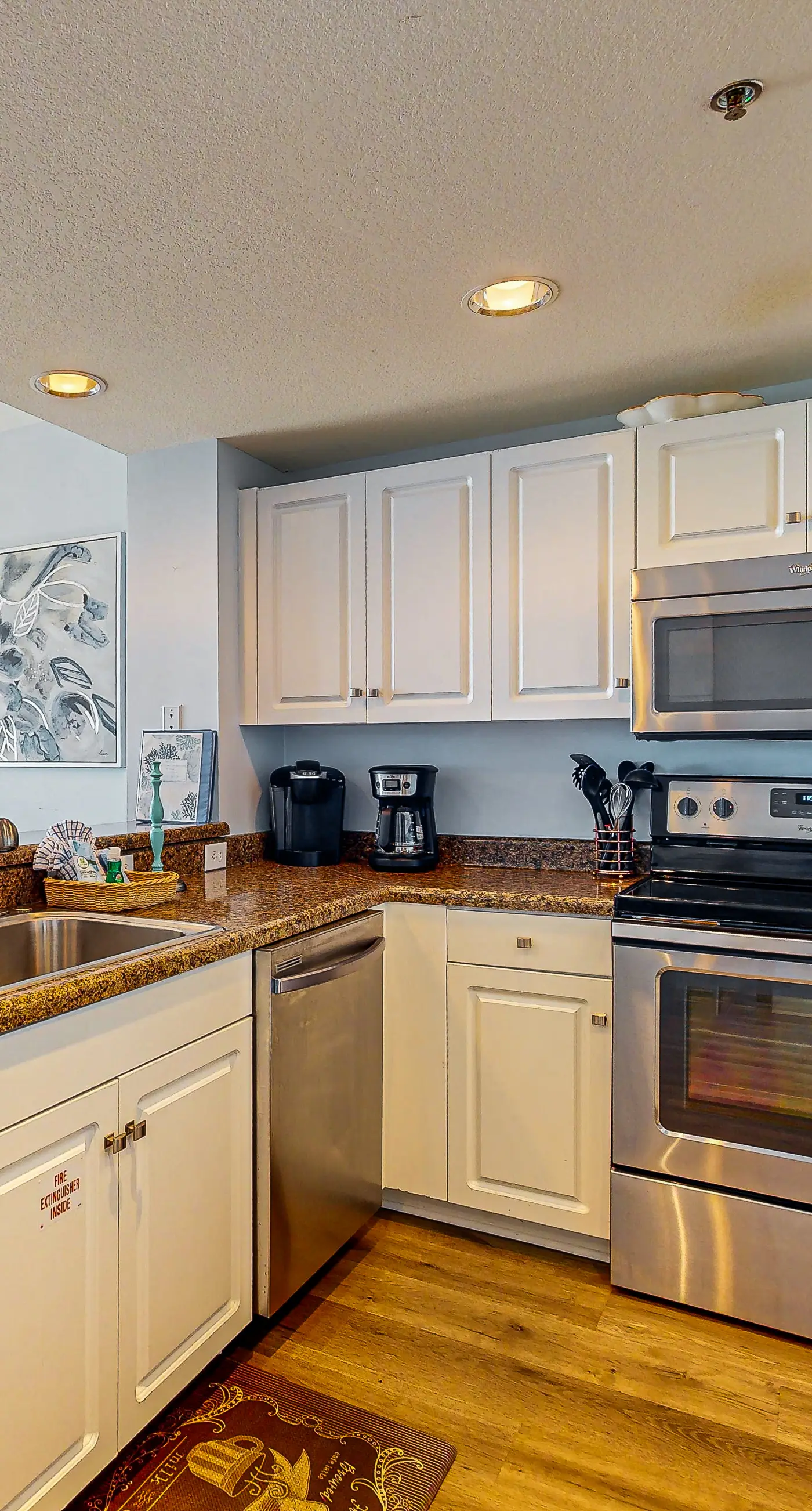 Relaxing condo w gulf views from private balcony - pool, gym & BBQ area