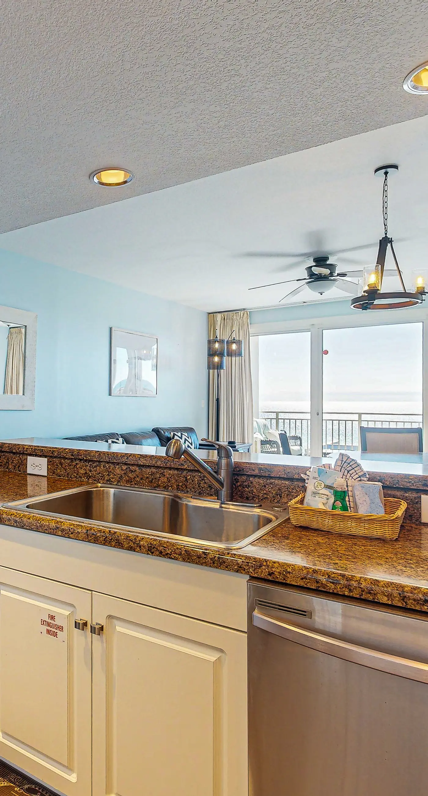 Relaxing condo w gulf views from private balcony - pool, gym & BBQ area