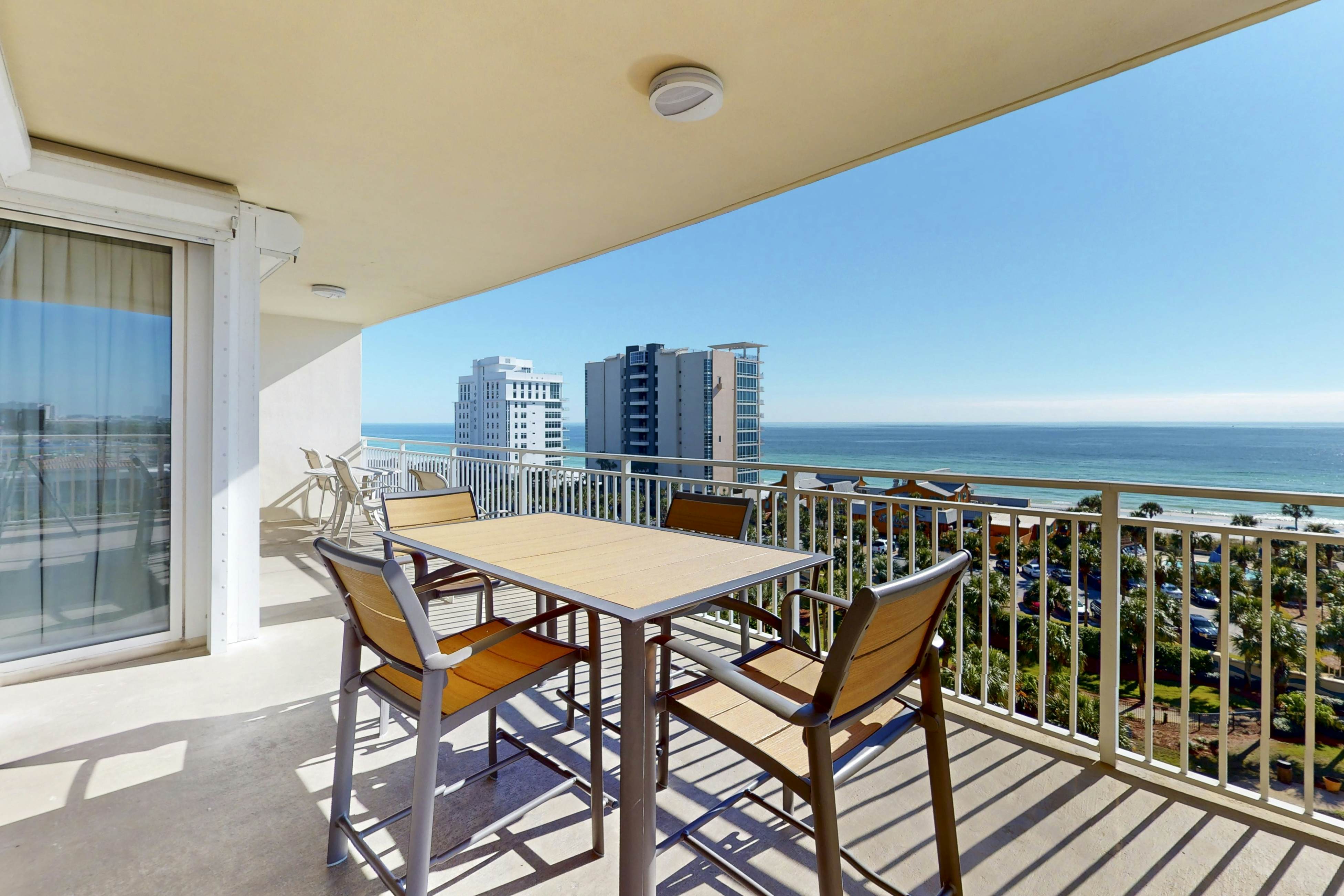Large beach condo w/ beach access, shared pool & balcony - walk to the beach