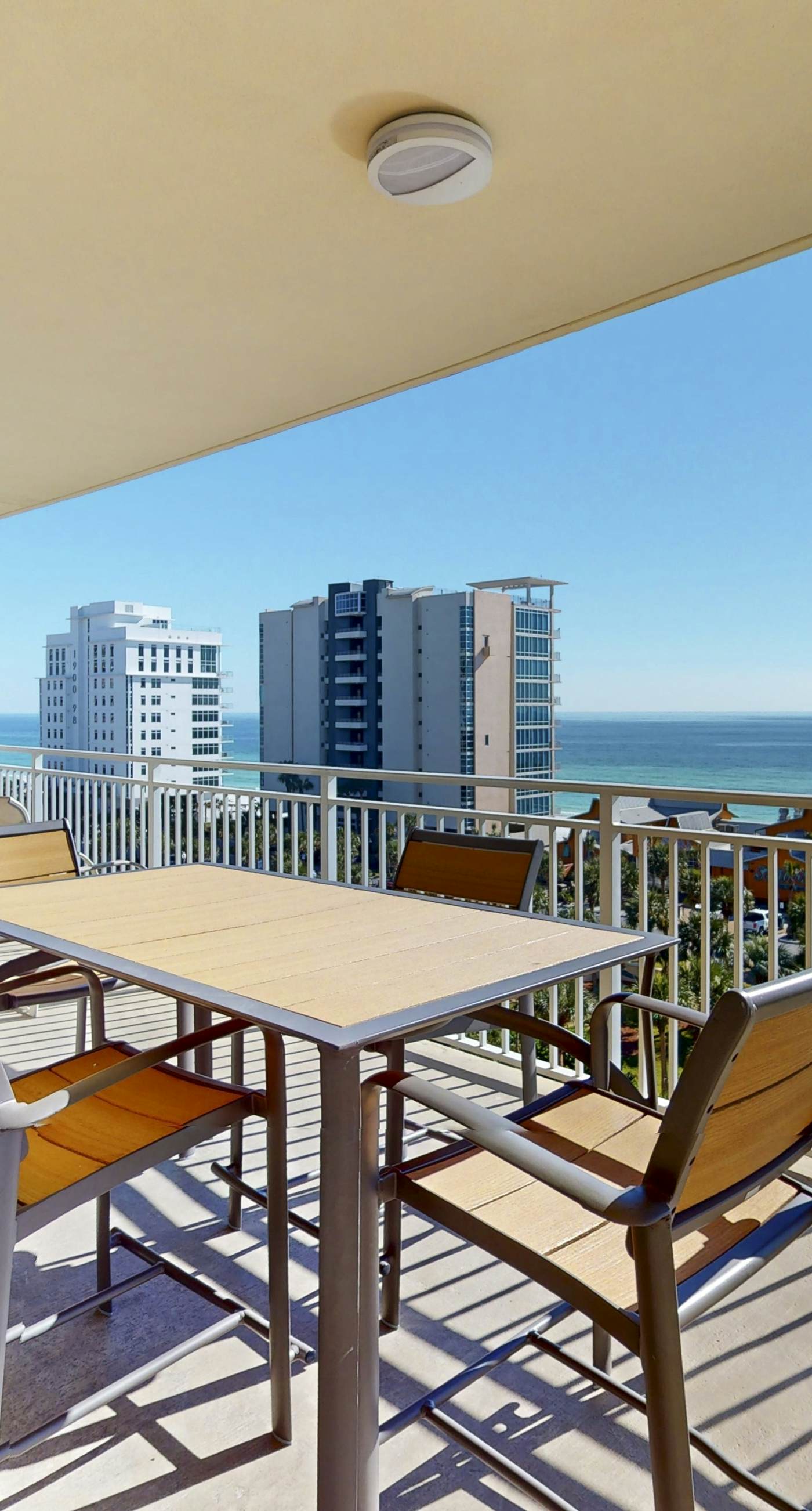 Large beach condo w/ beach access, shared pool & balcony - walk to the beach