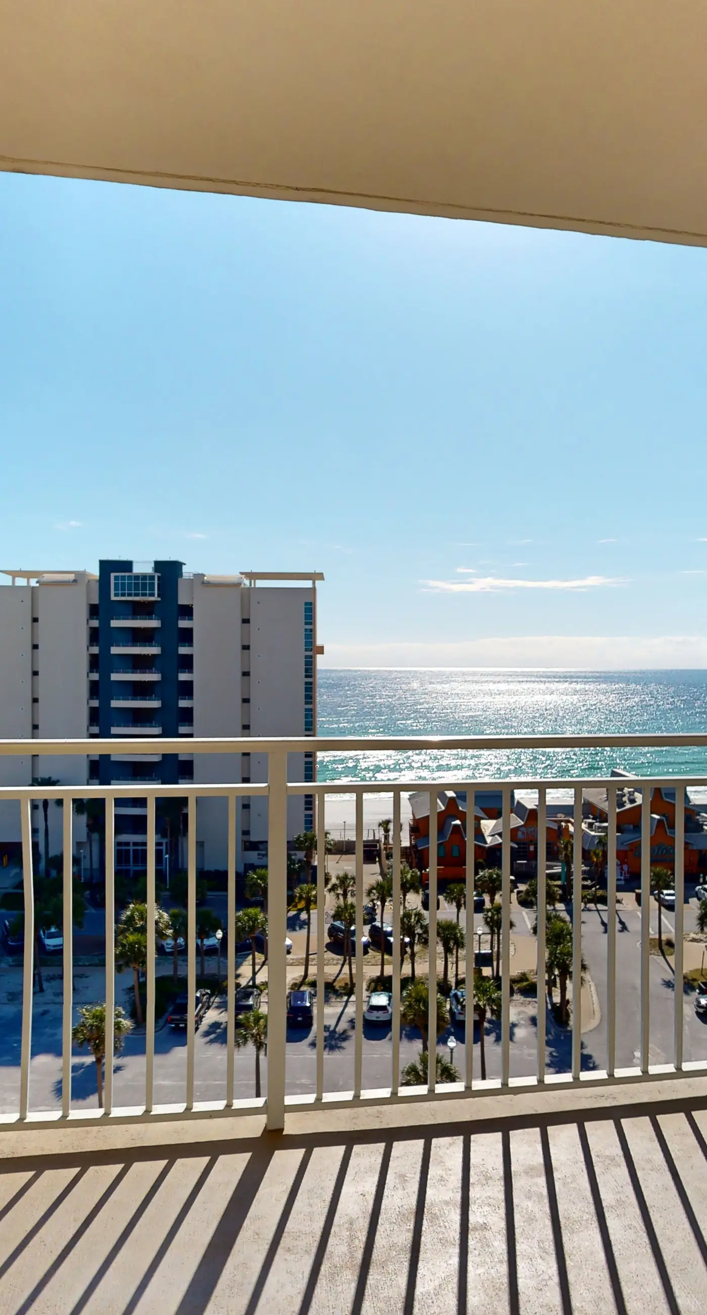 Inviting & bright condo w shared on-site amenities - walk to the beach