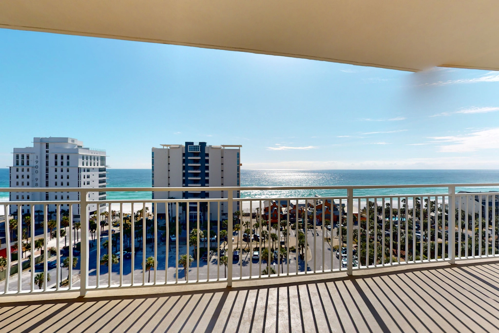 Inviting & bright condo w shared on-site amenities - walk to the beach
