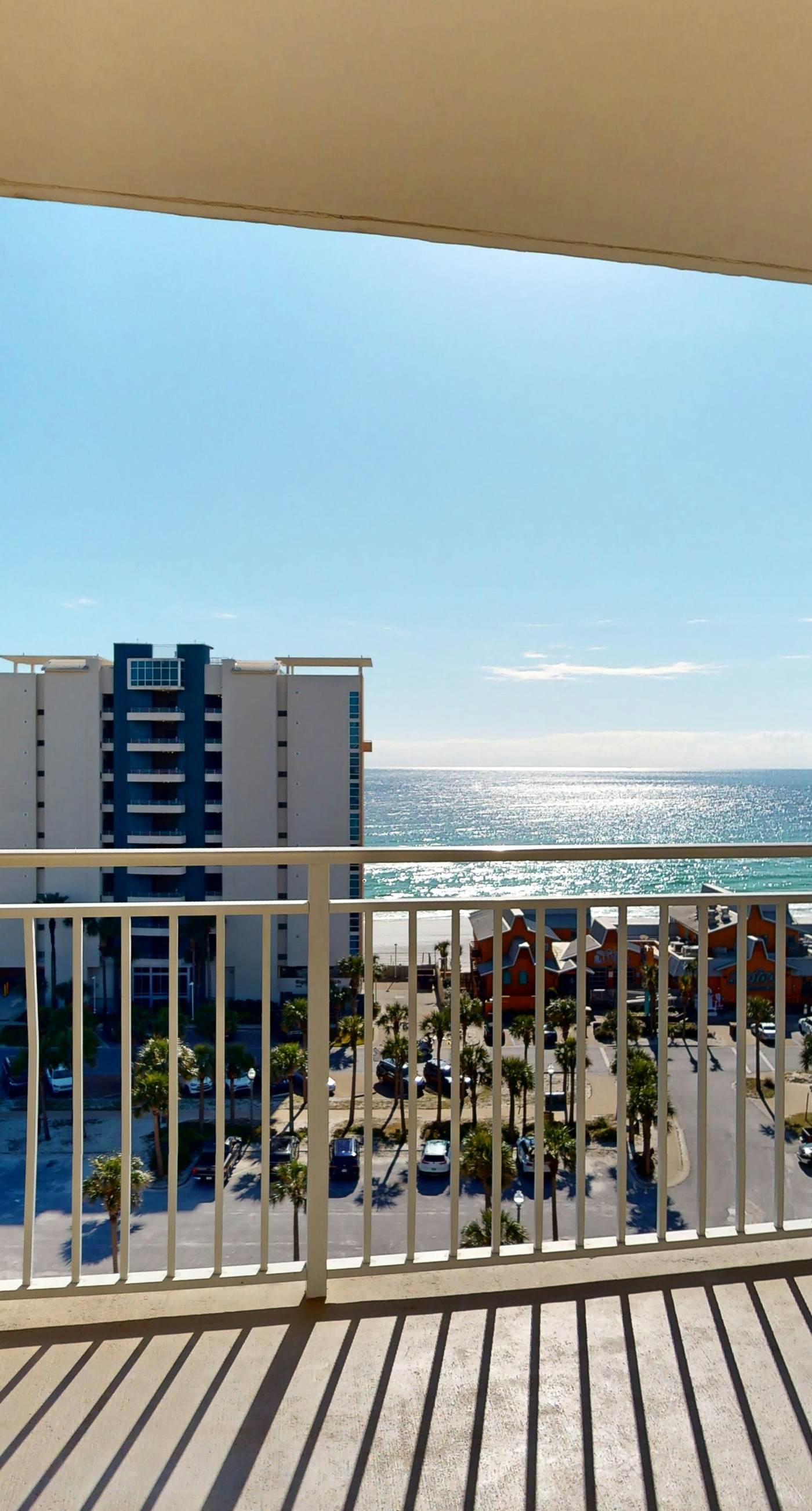 Inviting & bright condo w shared on-site amenities - walk to the beach