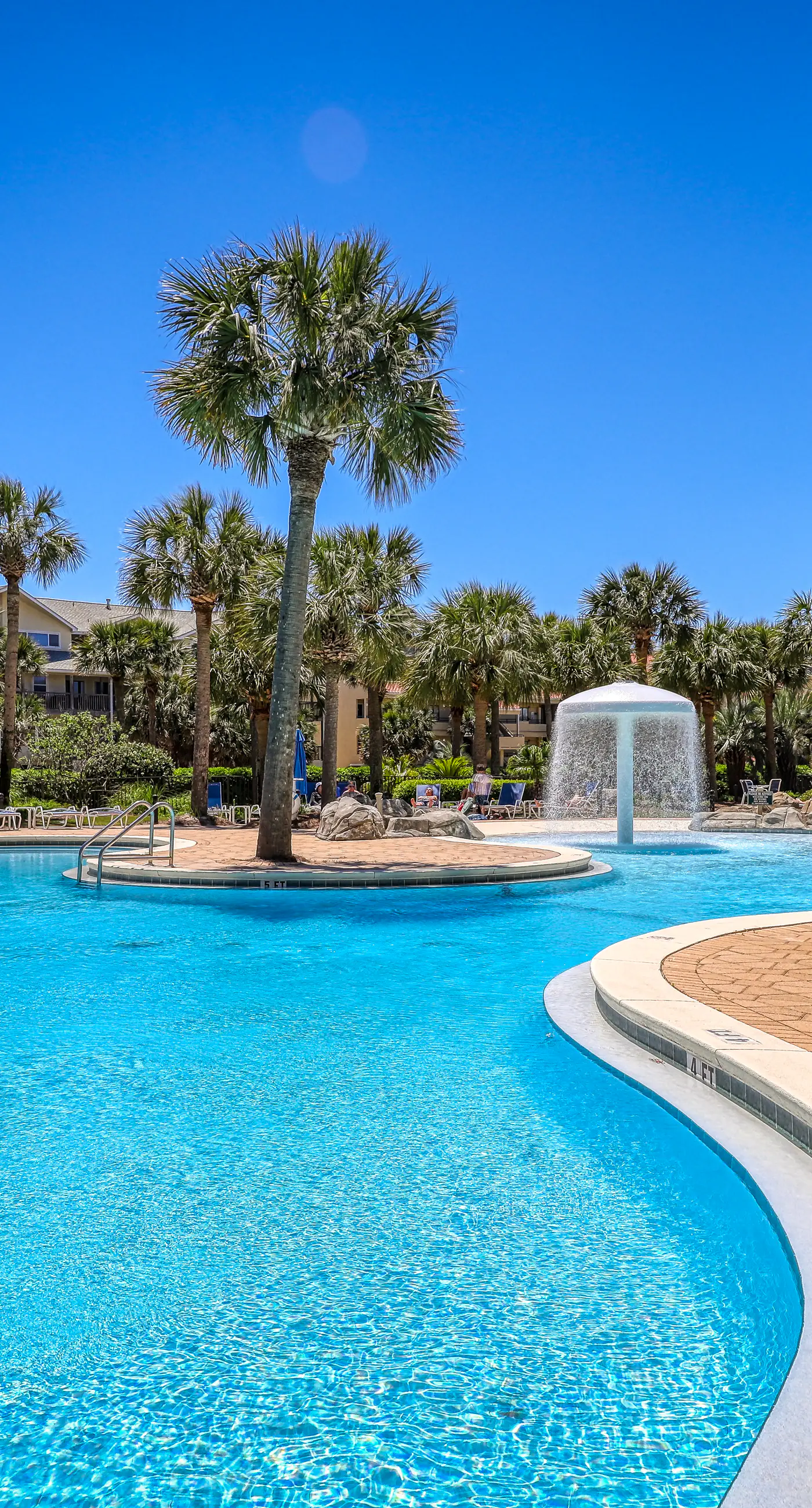 Inviting & bright condo w shared on-site amenities - walk to the beach