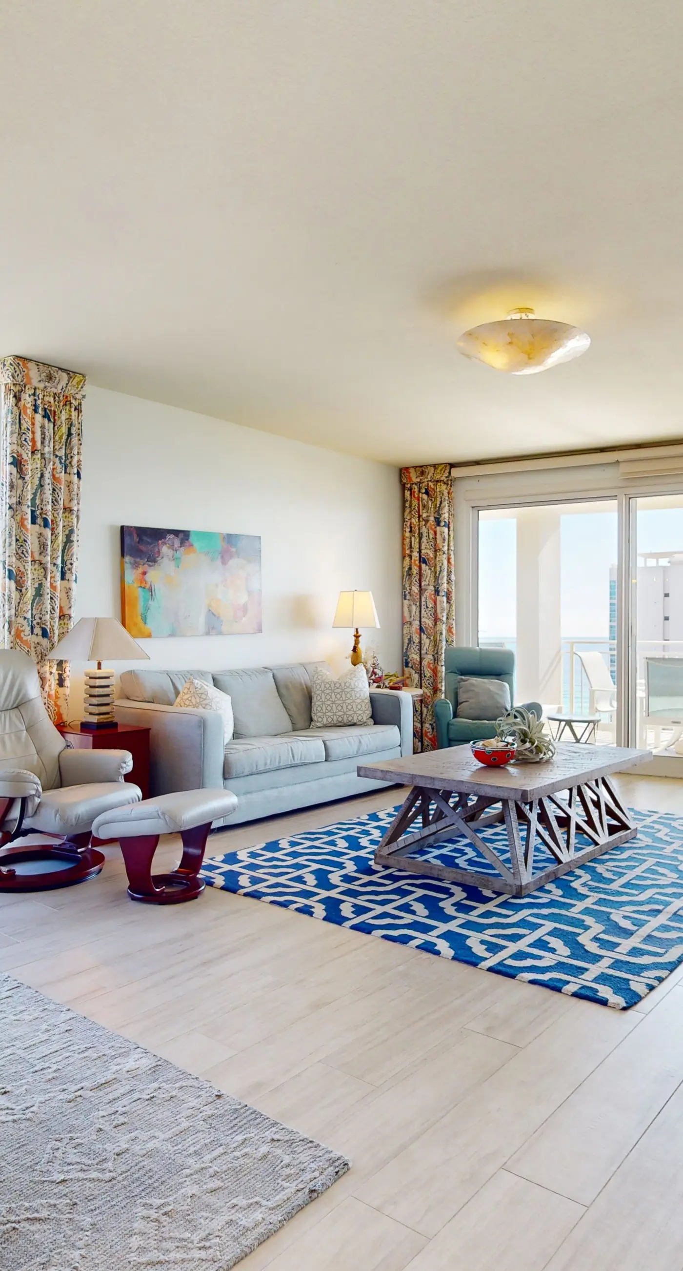 Inviting & bright condo w shared on-site amenities - walk to the beach