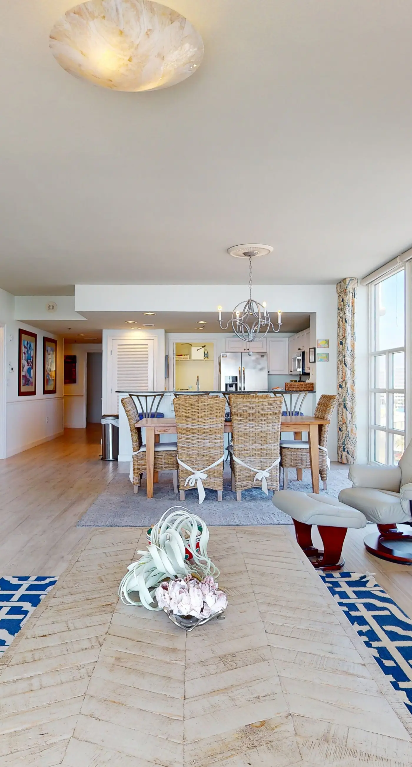 Inviting & bright condo w shared on-site amenities - walk to the beach