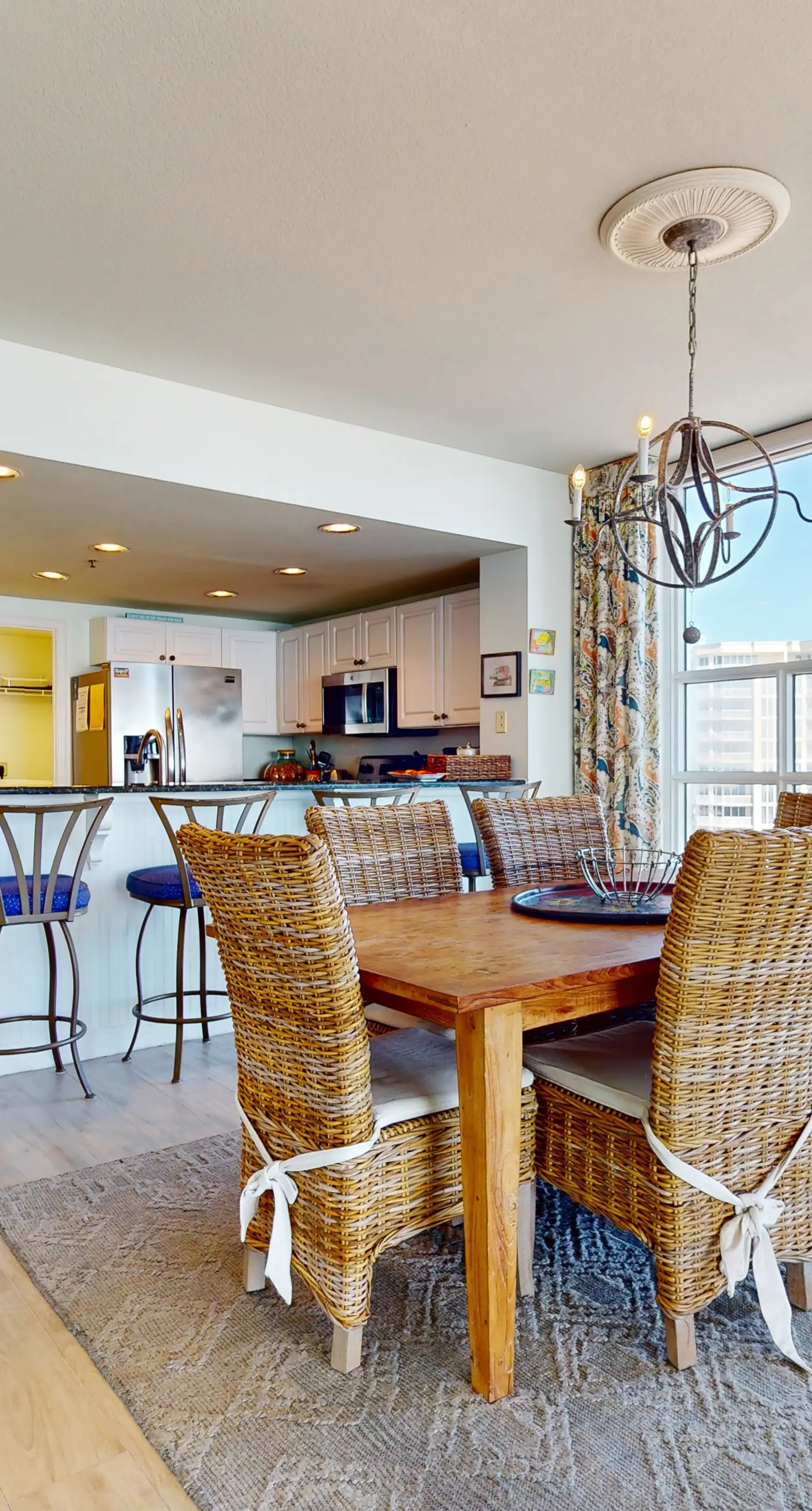 Inviting & bright condo w shared on-site amenities - walk to the beach