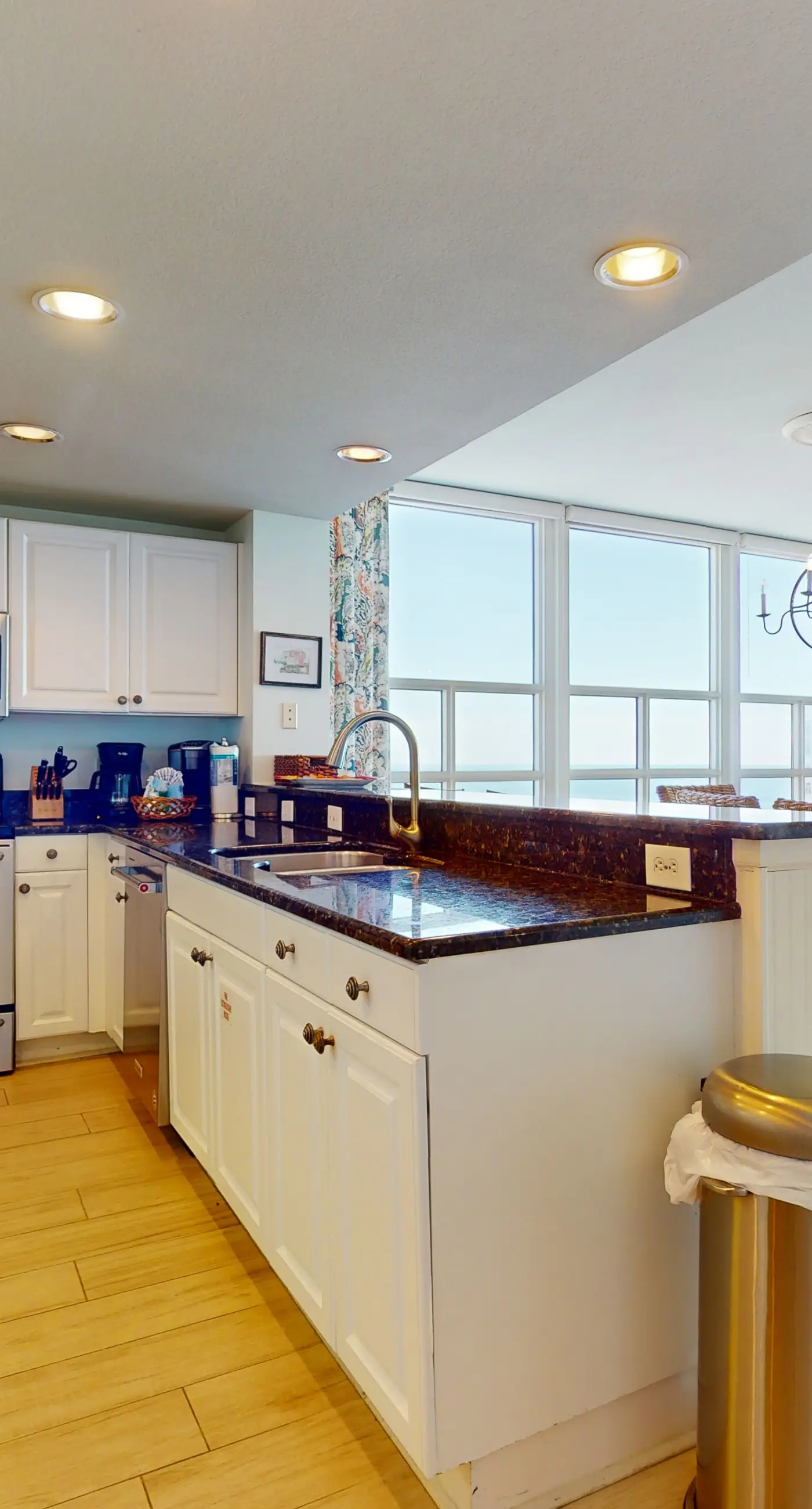 Inviting & bright condo w shared on-site amenities - walk to the beach