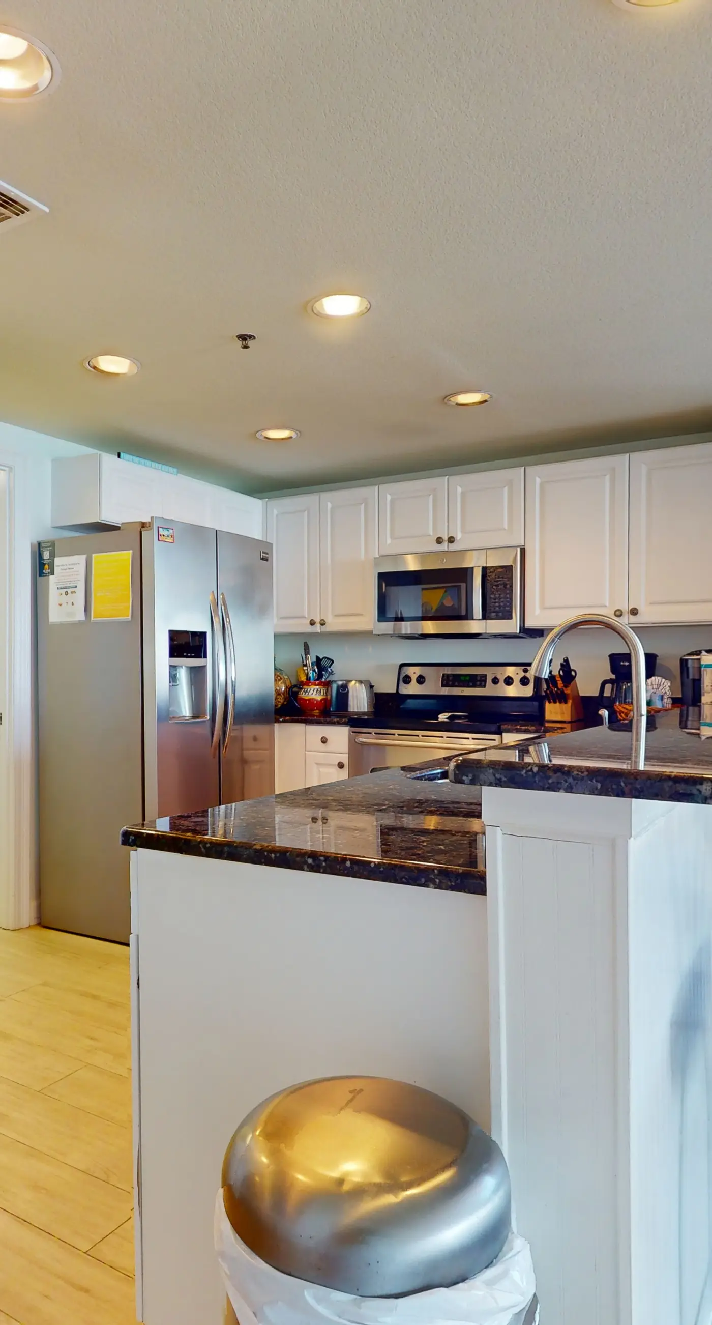Inviting & bright condo w shared on-site amenities - walk to the beach