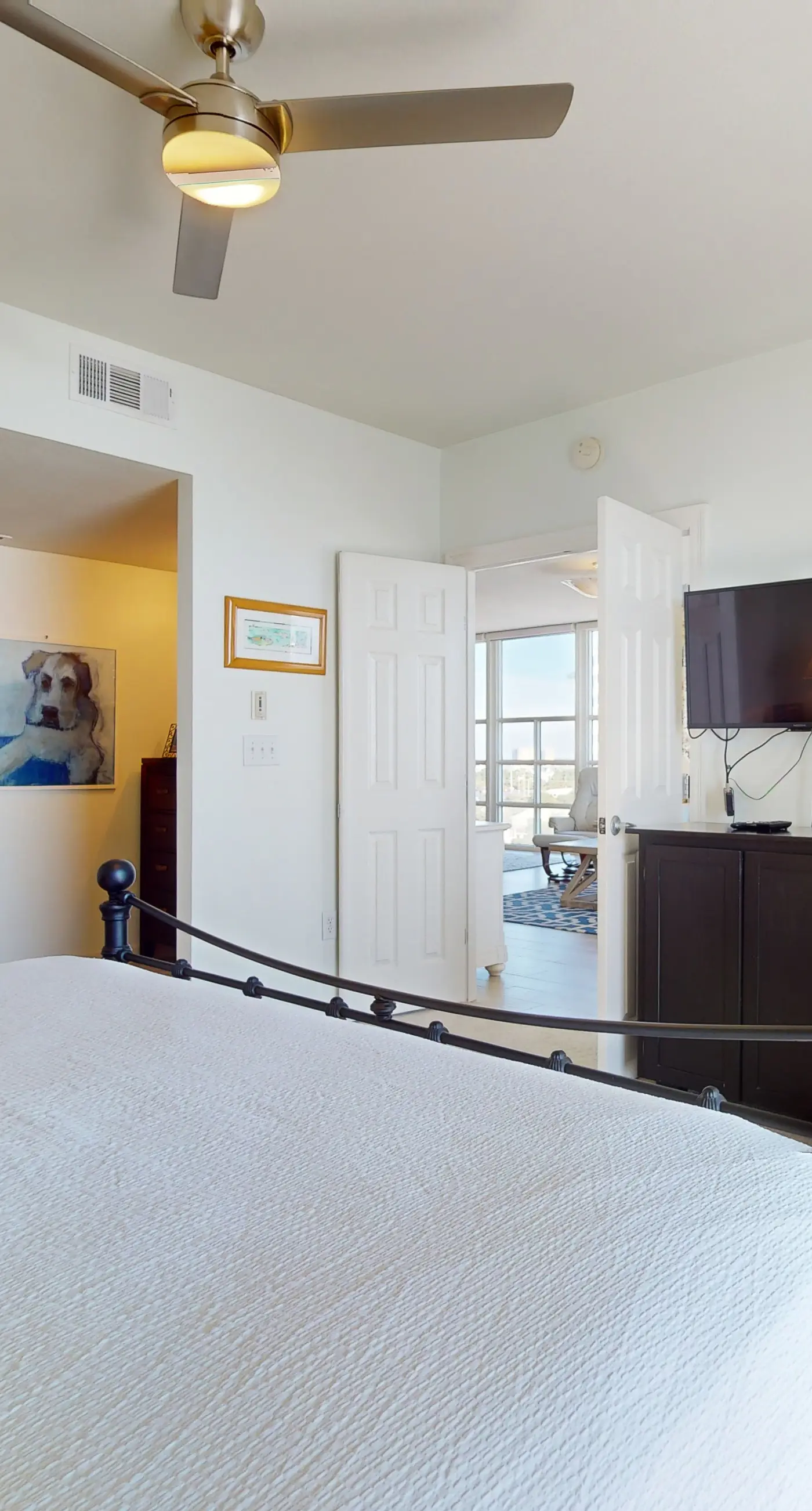 Inviting & bright condo w shared on-site amenities - walk to the beach