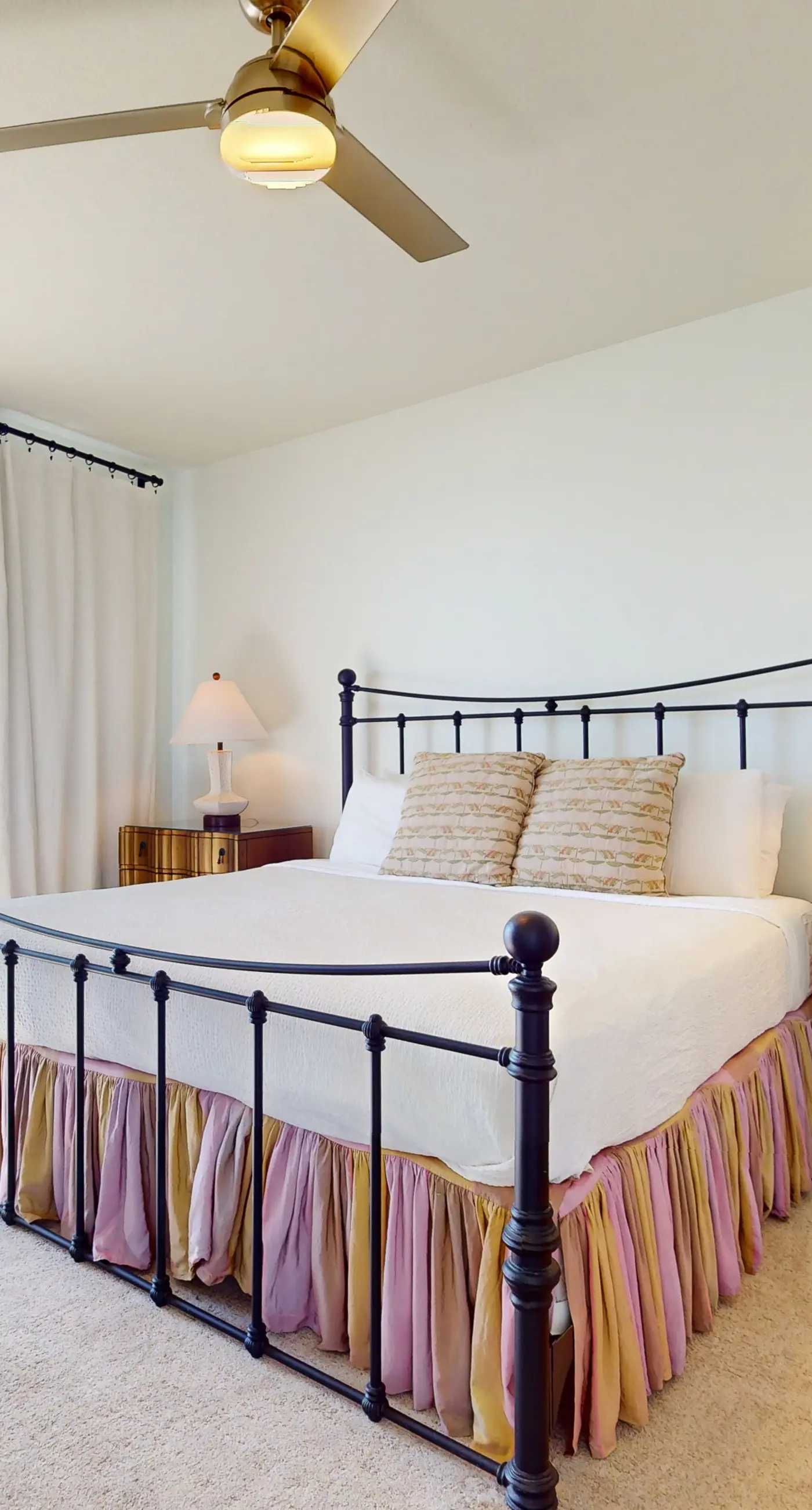 Inviting & bright condo w shared on-site amenities - walk to the beach