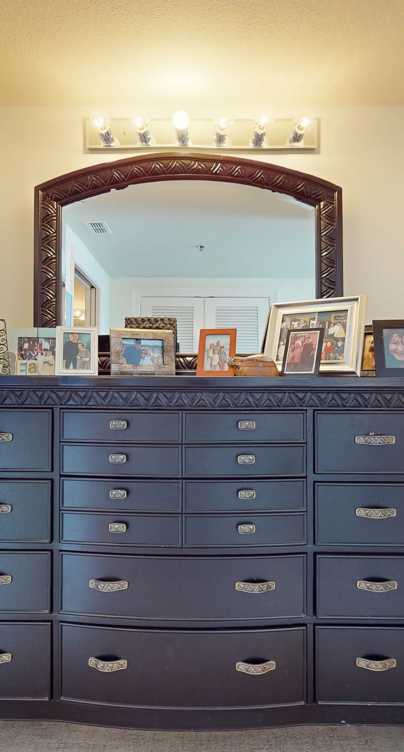 Inviting & bright condo w shared on-site amenities - walk to the beach