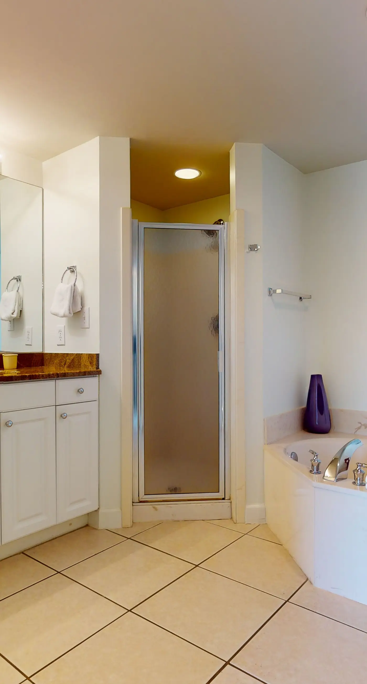 Inviting & bright condo w shared on-site amenities - walk to the beach