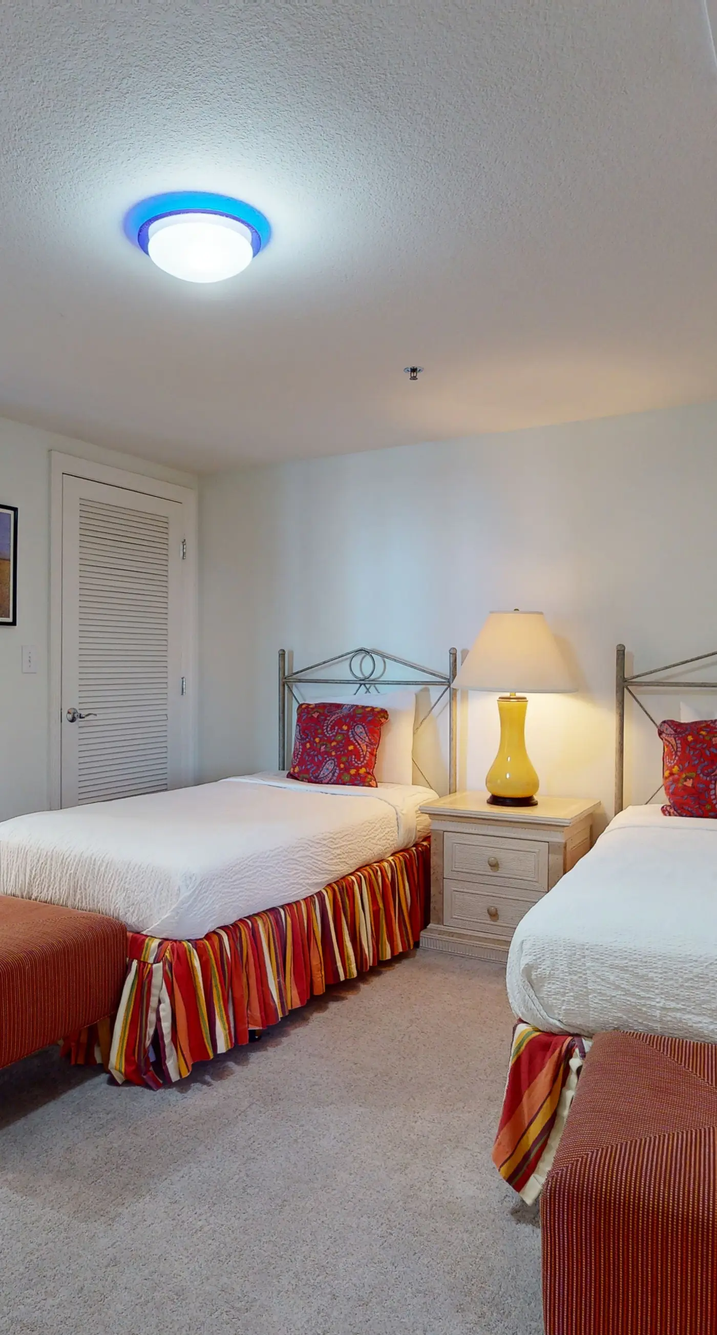 Inviting & bright condo w shared on-site amenities - walk to the beach