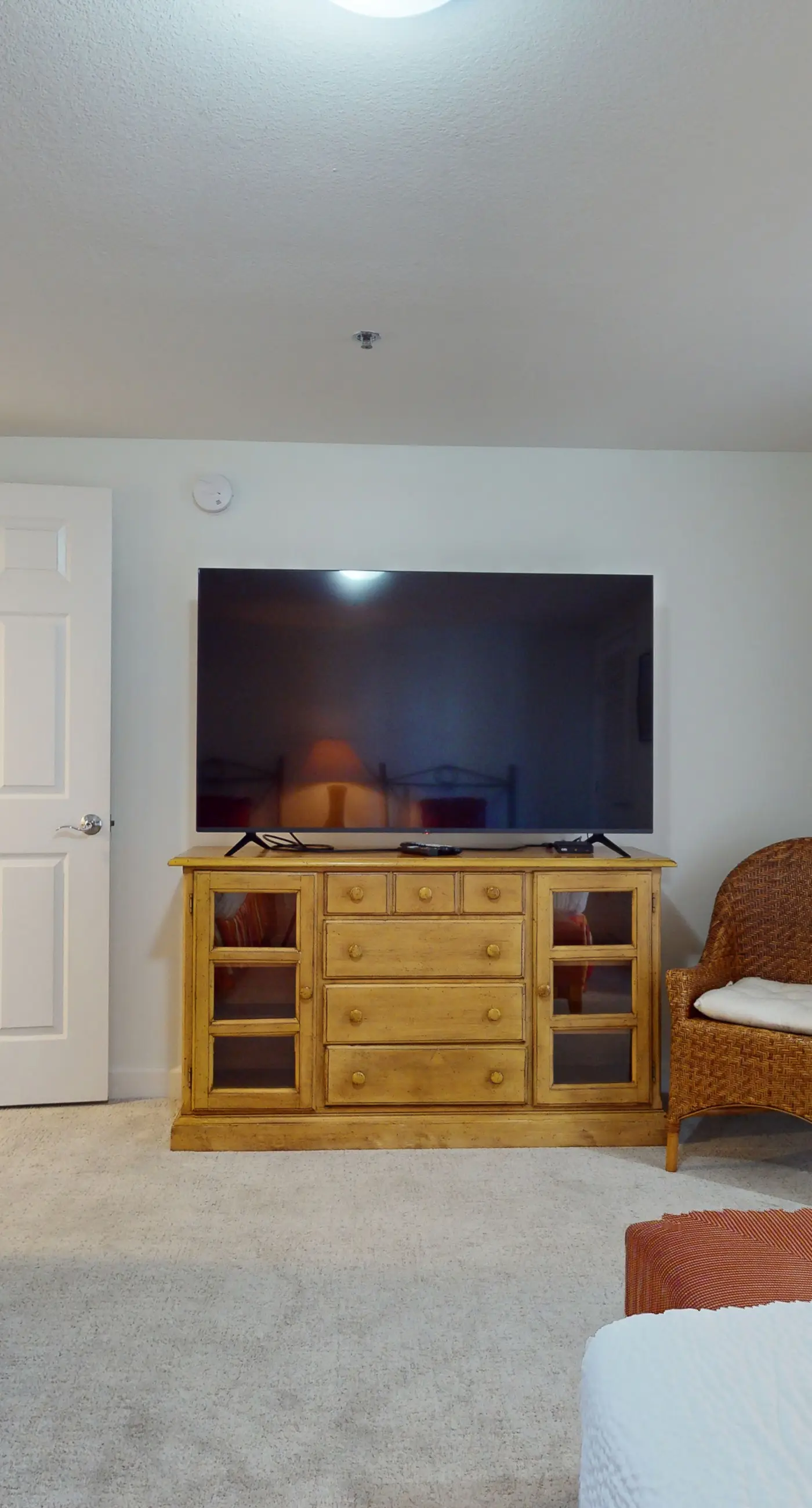 Inviting & bright condo w shared on-site amenities - walk to the beach