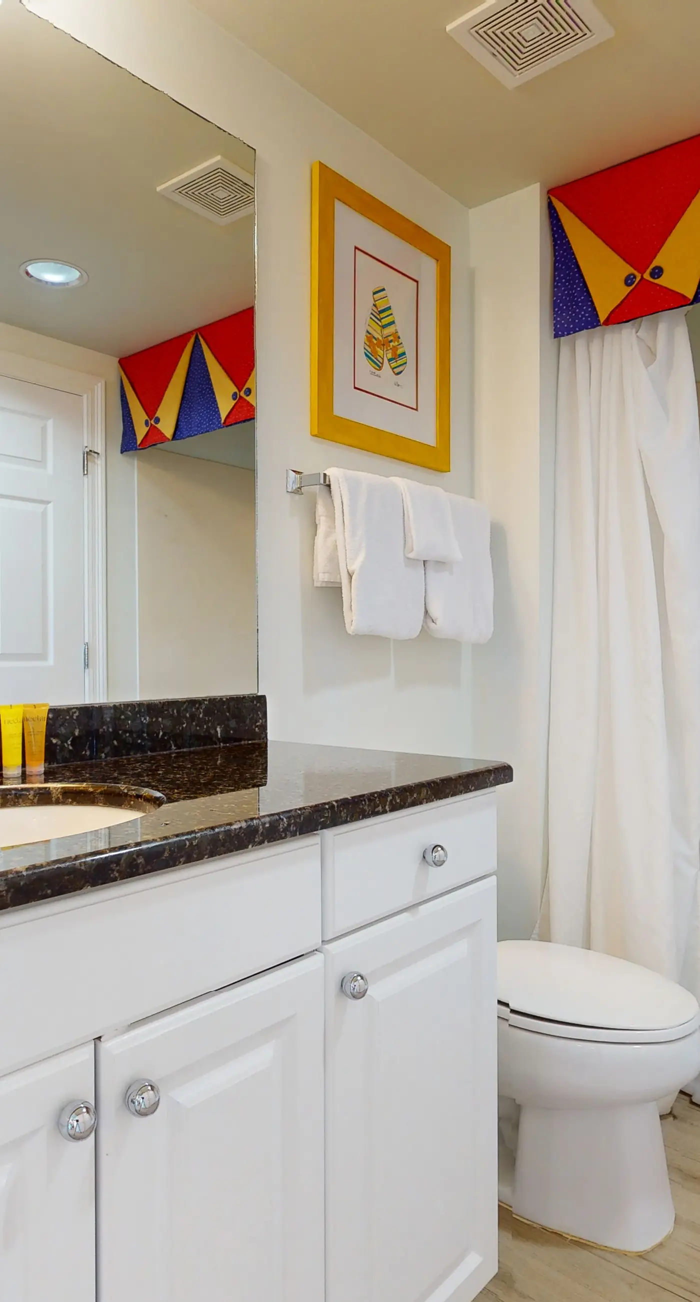 Inviting & bright condo w shared on-site amenities - walk to the beach