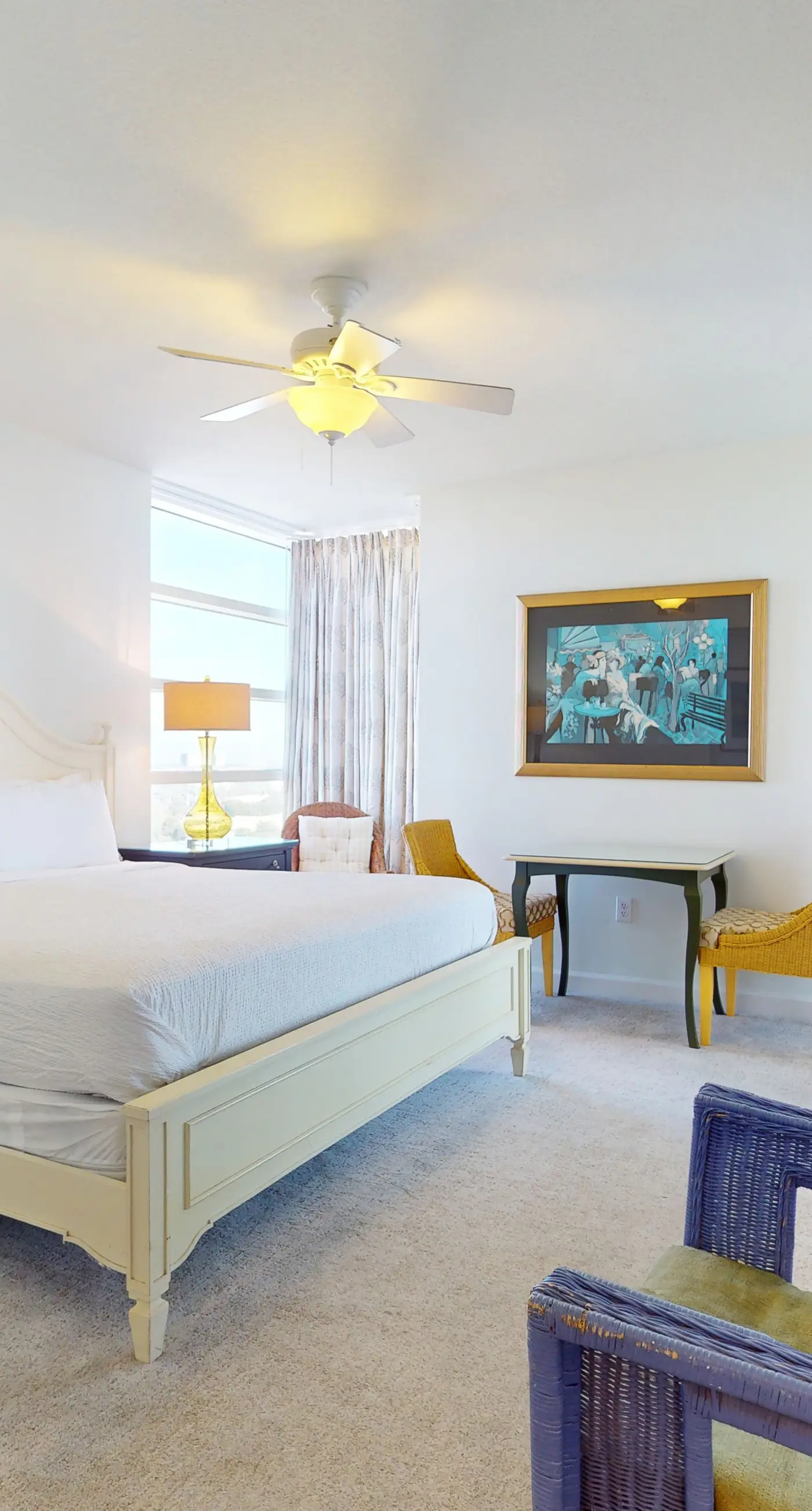 Inviting & bright condo w shared on-site amenities - walk to the beach