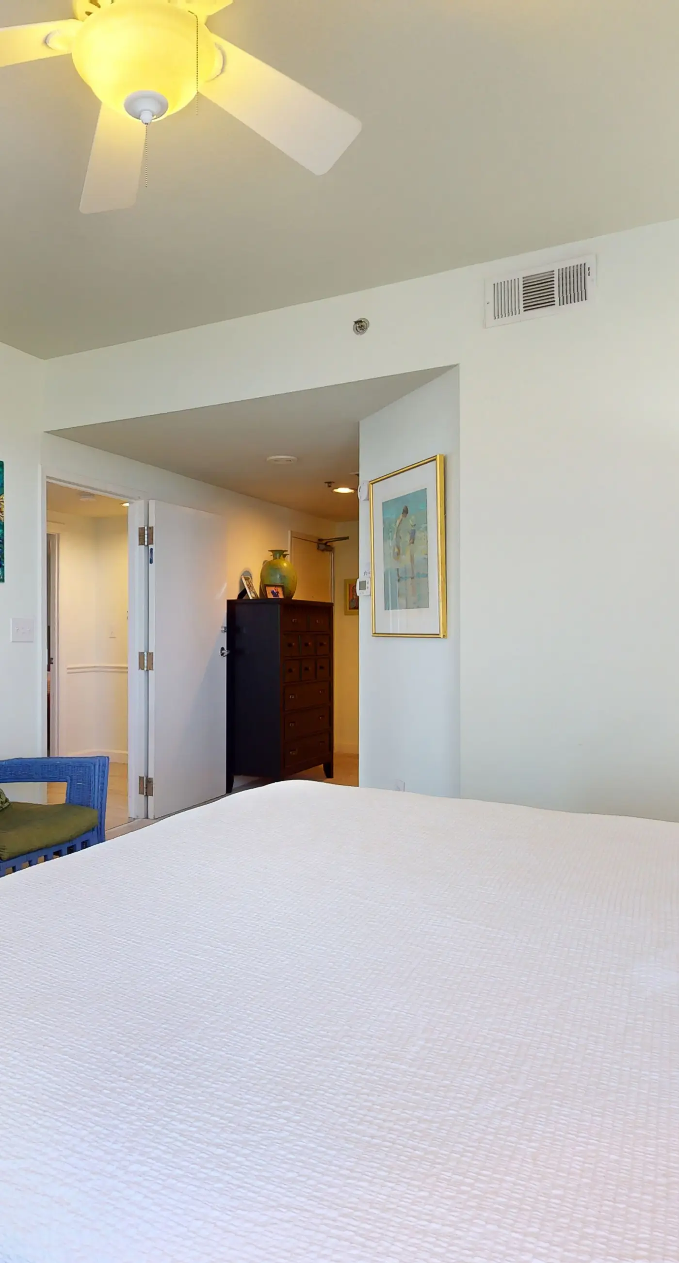 Inviting & bright condo w shared on-site amenities - walk to the beach
