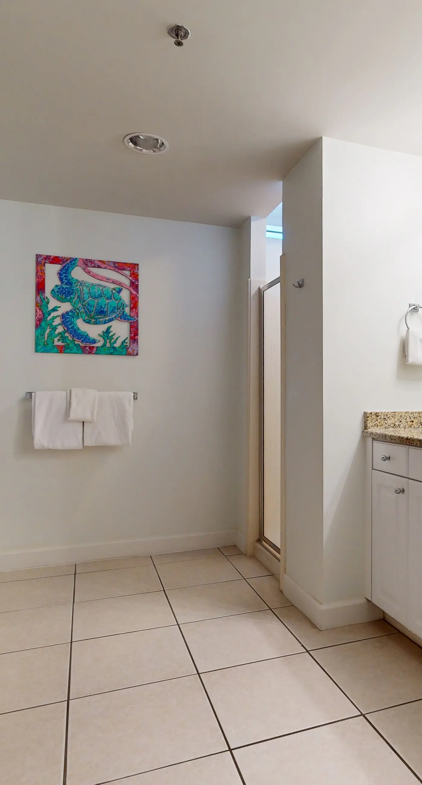 Inviting & bright condo w shared on-site amenities - walk to the beach