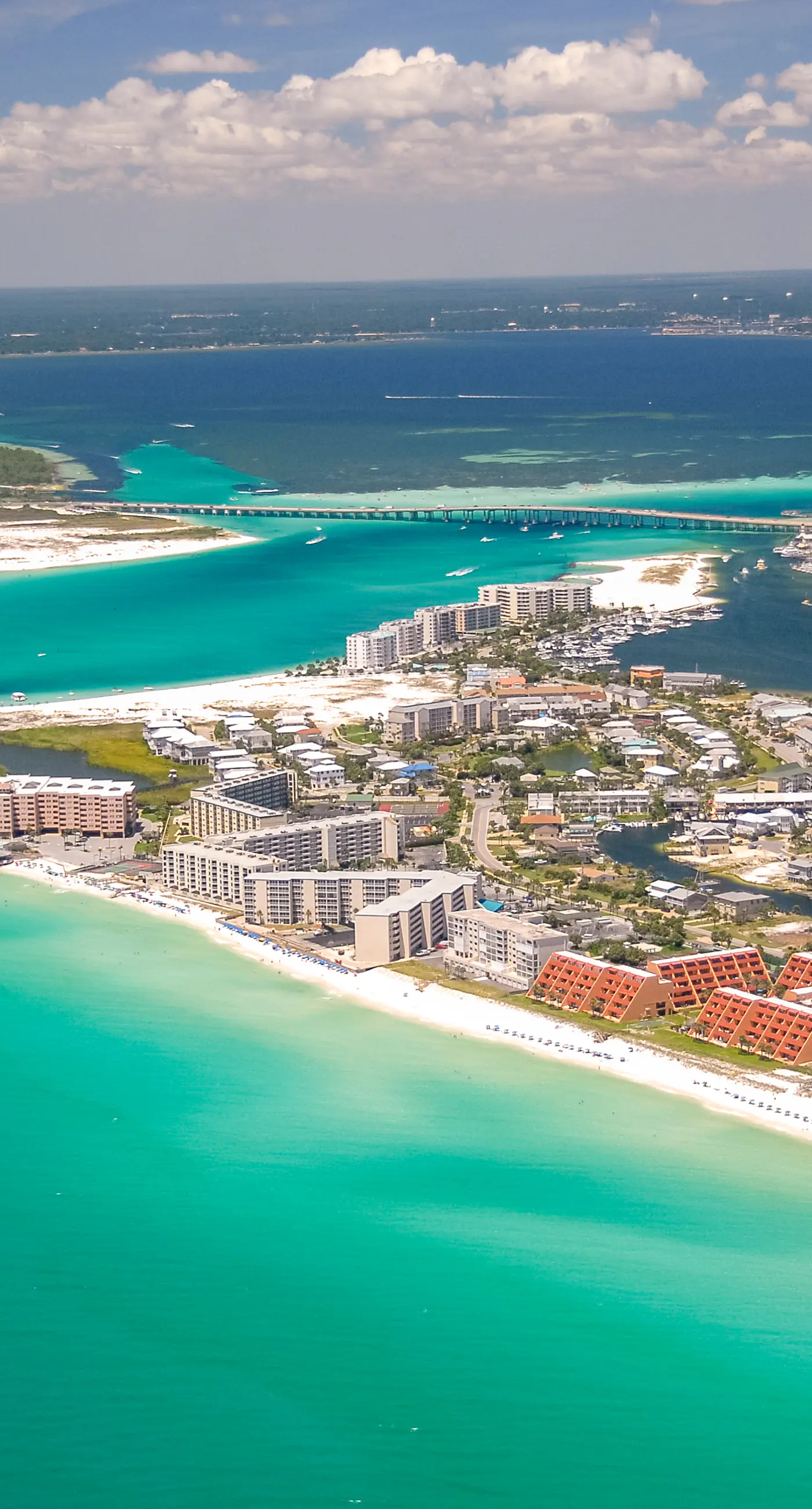 Inviting & bright condo w shared on-site amenities - walk to the beach