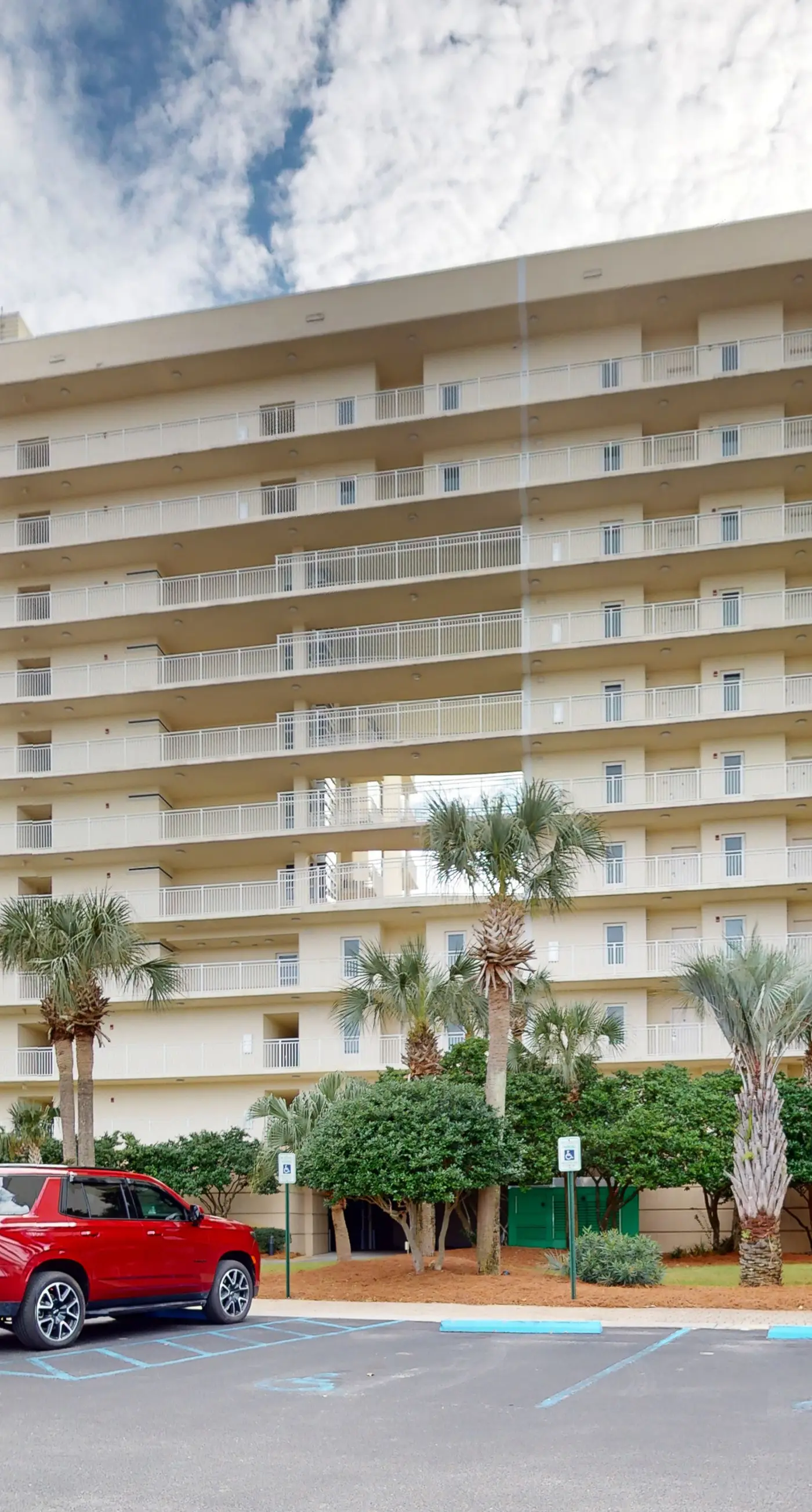 Inviting & bright condo w shared on-site amenities - walk to the beach