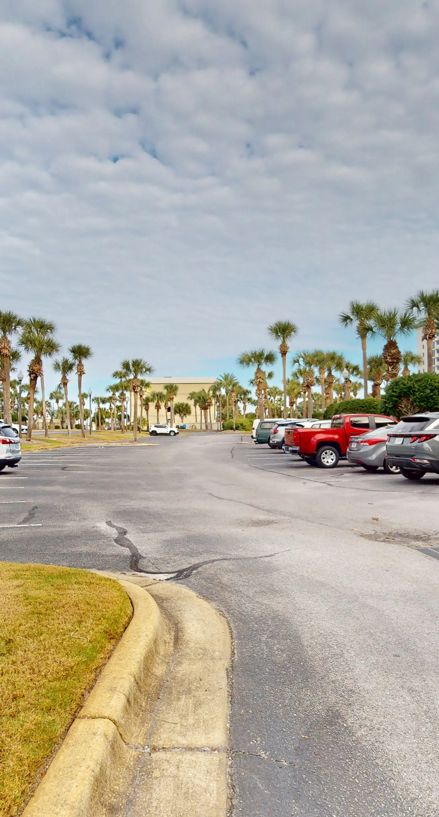Inviting & bright condo w shared on-site amenities - walk to the beach