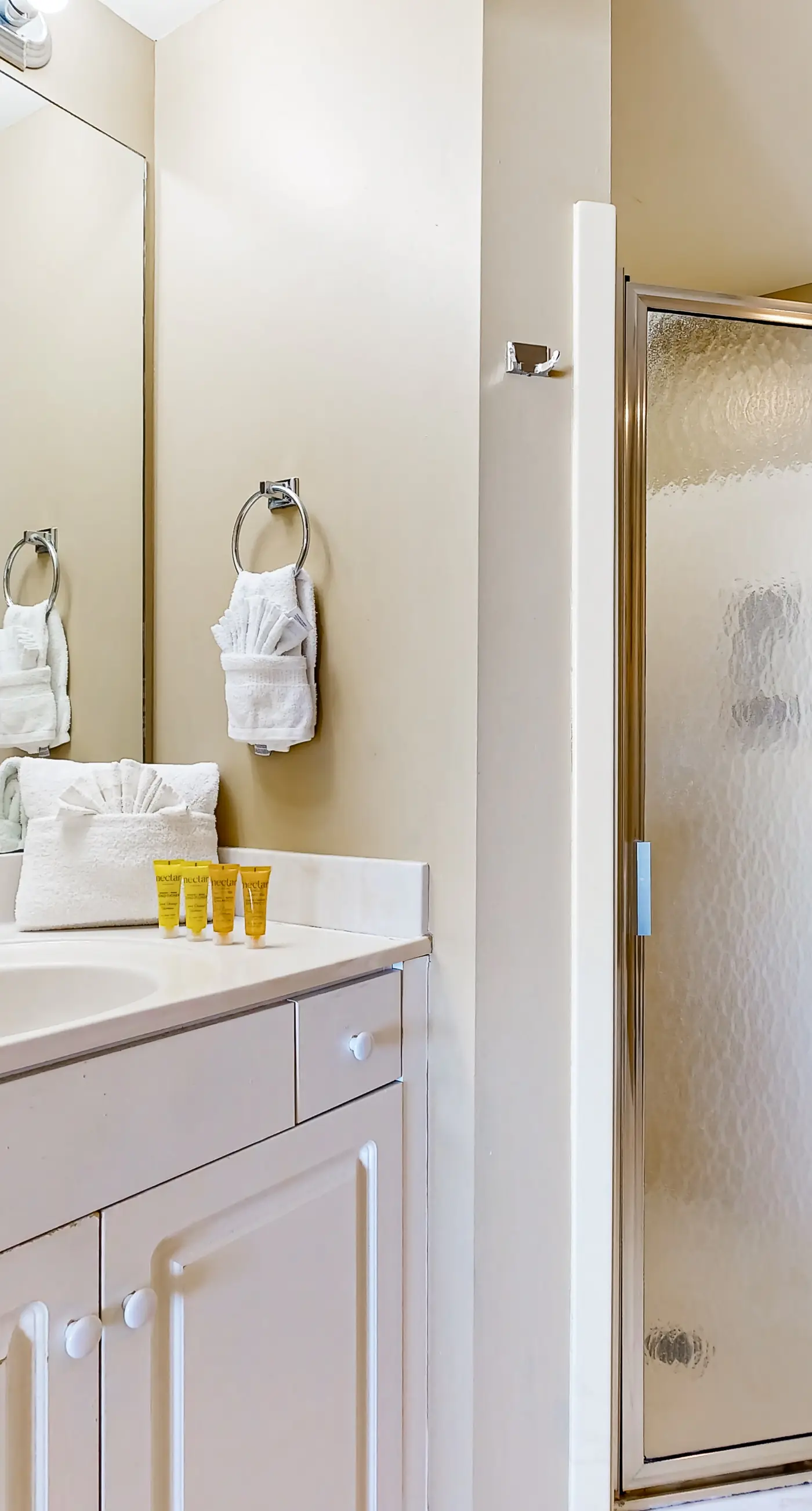 Bright & sleek condo w/shared pool, fitness center, grill area - water views