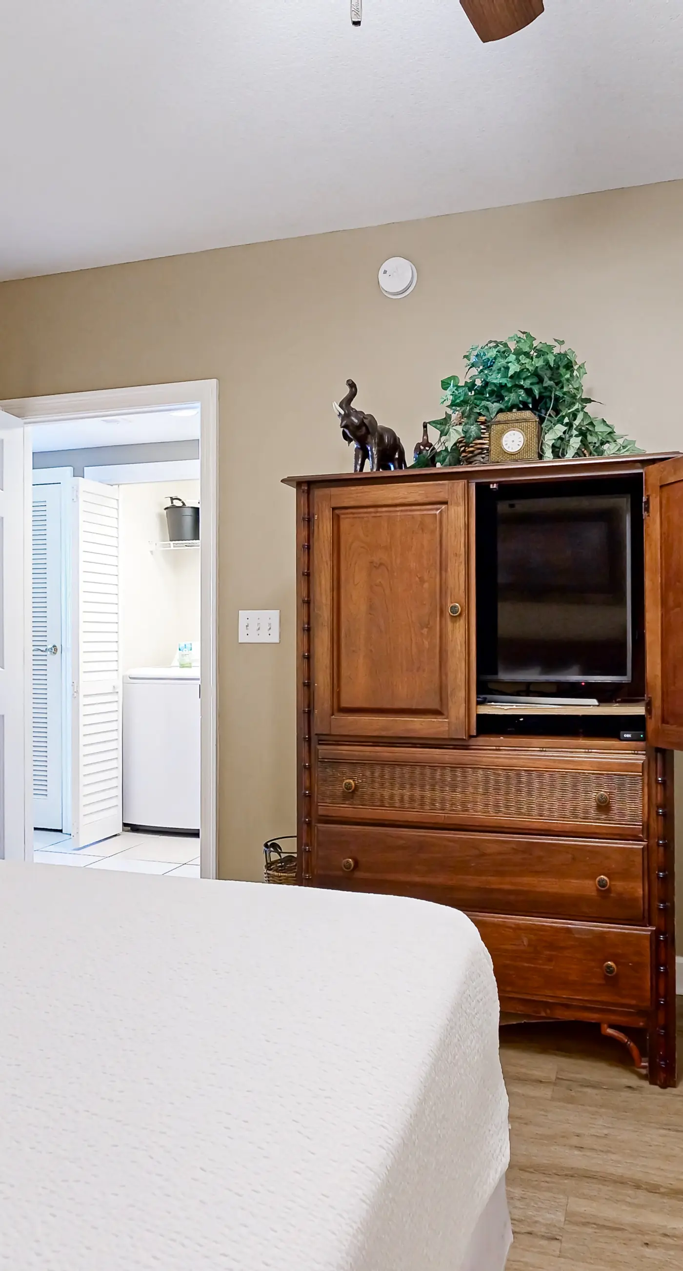 Bright & sleek condo w/shared pool, fitness center, grill area - water views