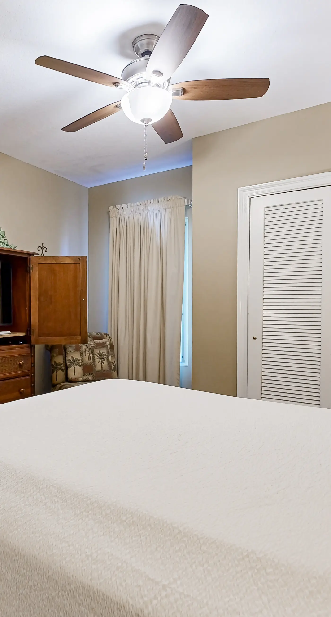 Bright & sleek condo w/shared pool, fitness center, grill area - water views