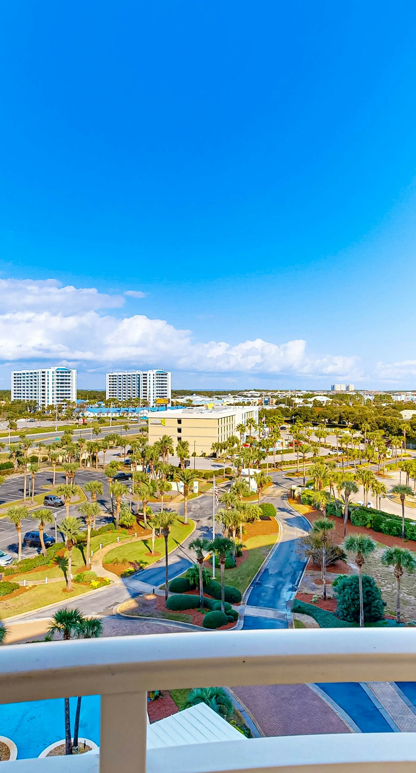 Bright & sleek condo w shared pool, fitness center, grill area - water views