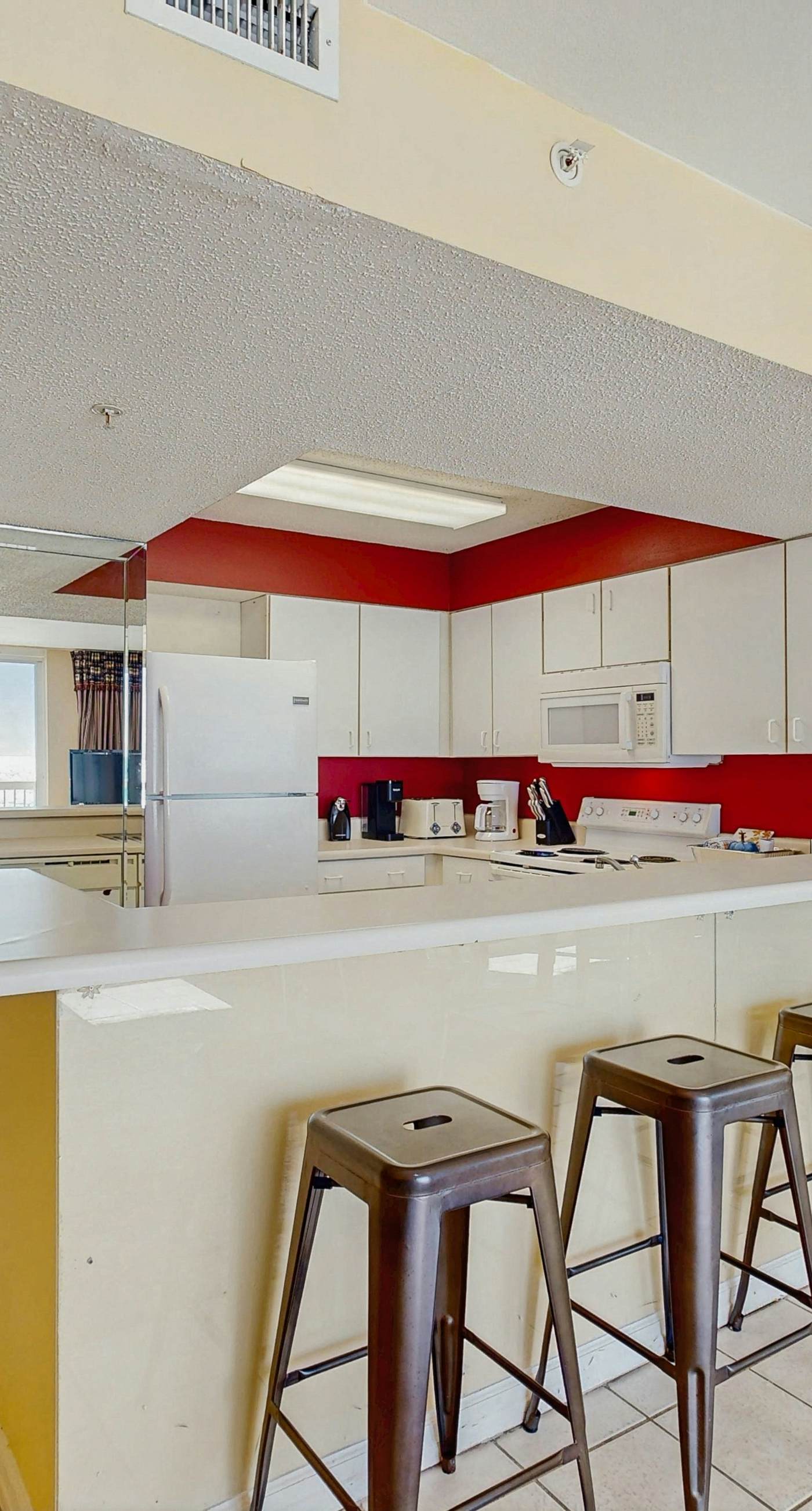 5th-floor condo with patio, pool & ocean views