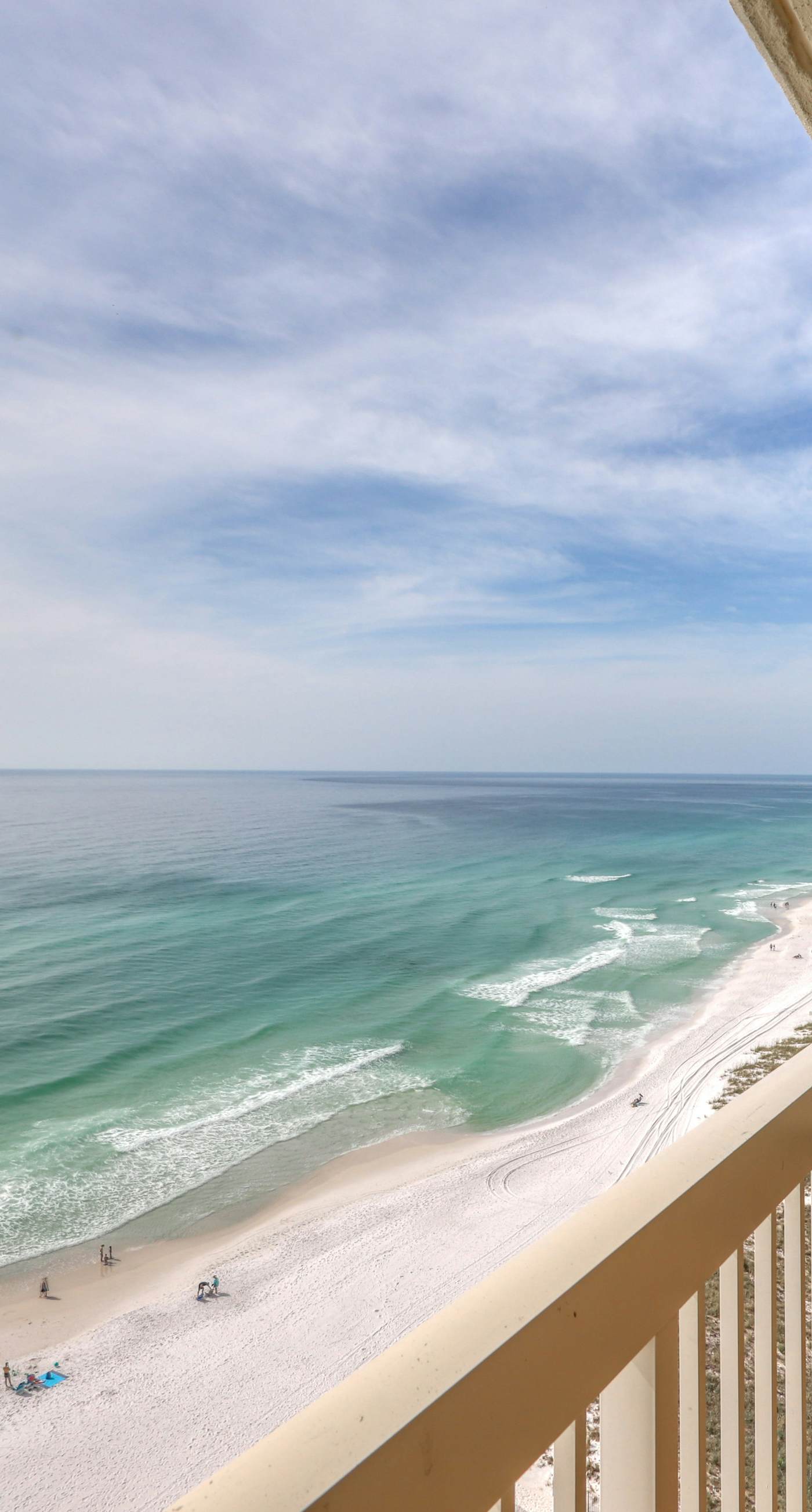 High-rise condo with ocean views, pool & balcony