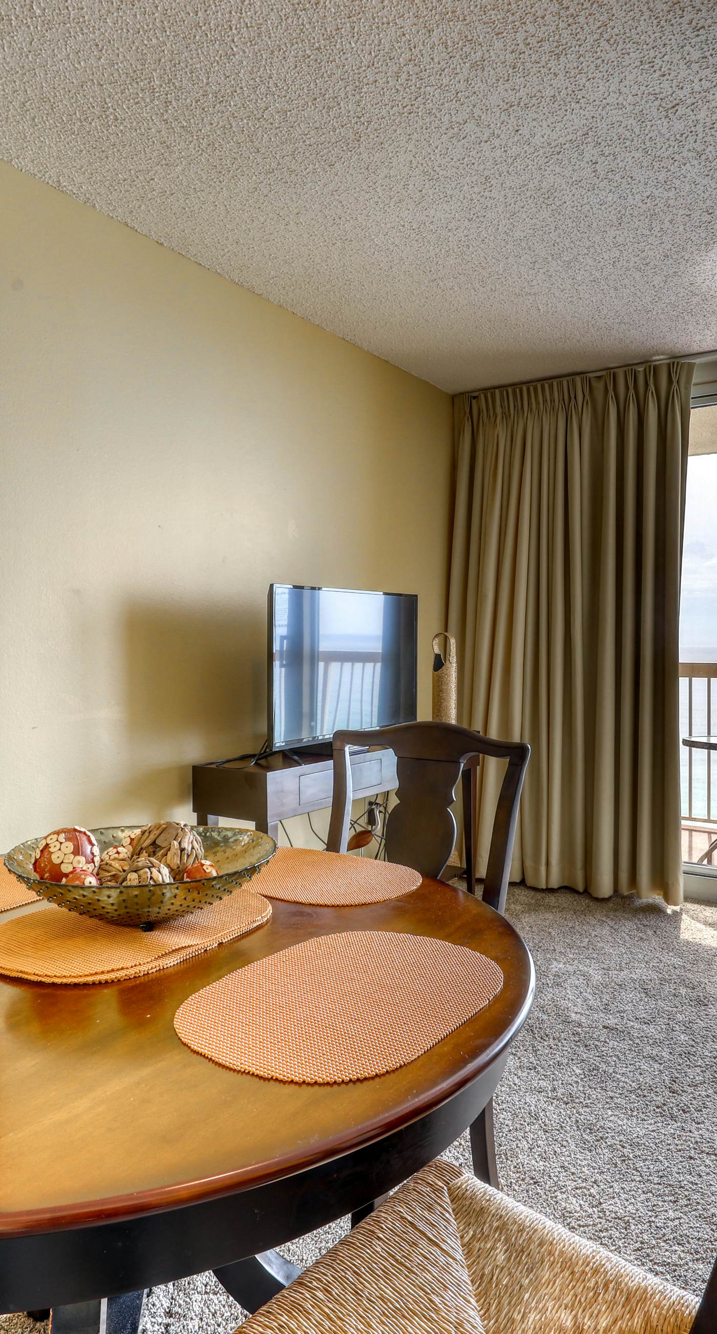 High-rise condo with ocean views, pool & balcony