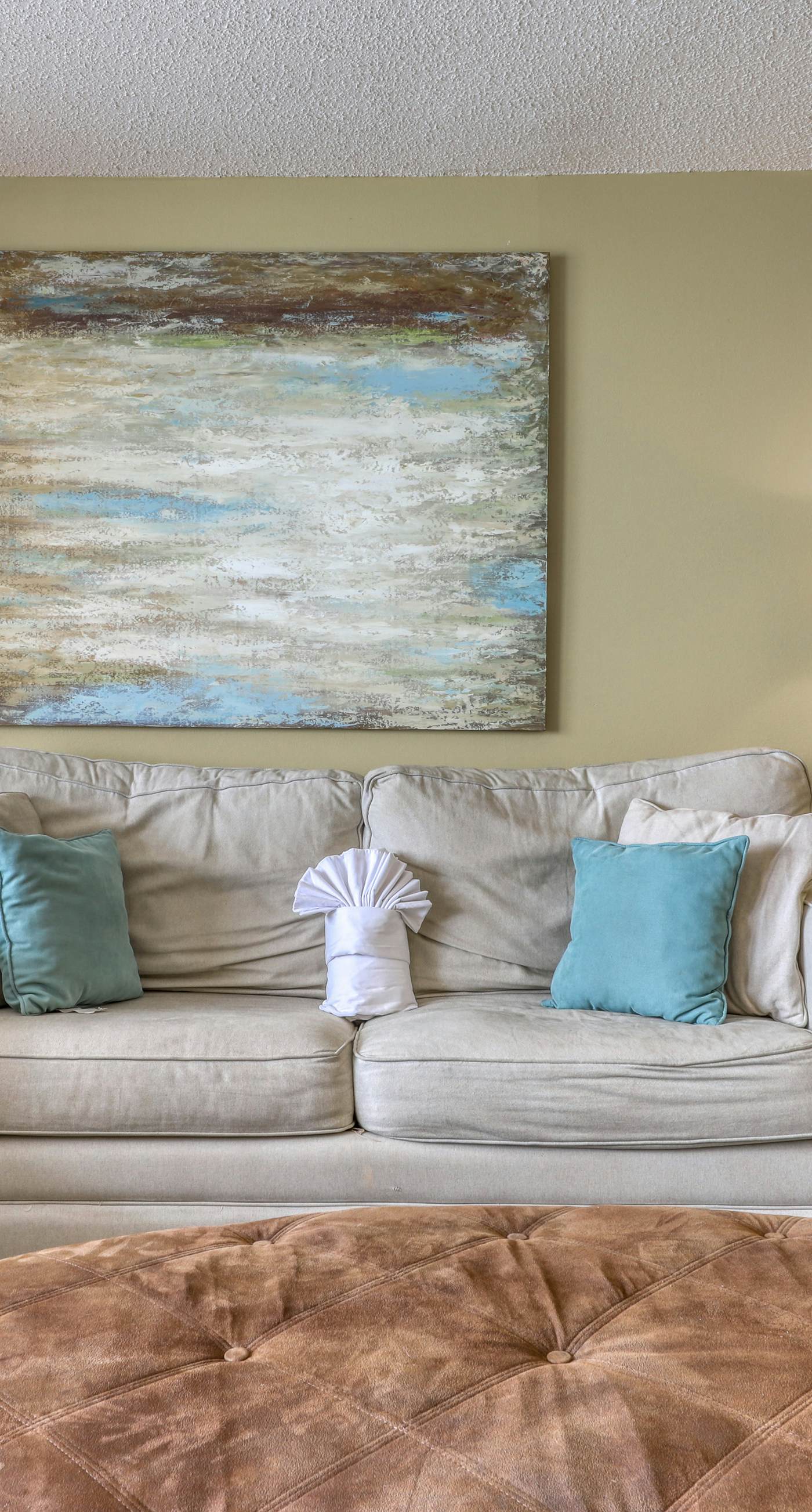 High-rise condo with ocean views, pool & balcony