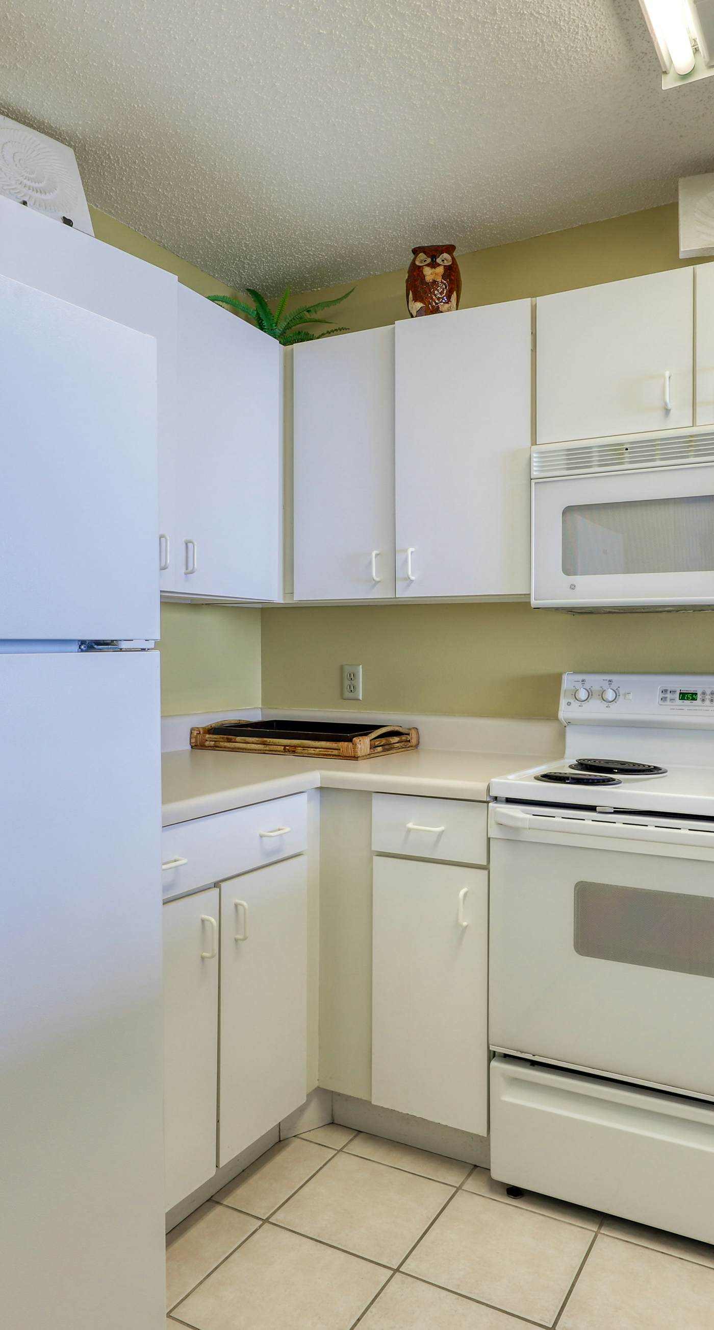 High-rise condo with ocean views, pool & balcony