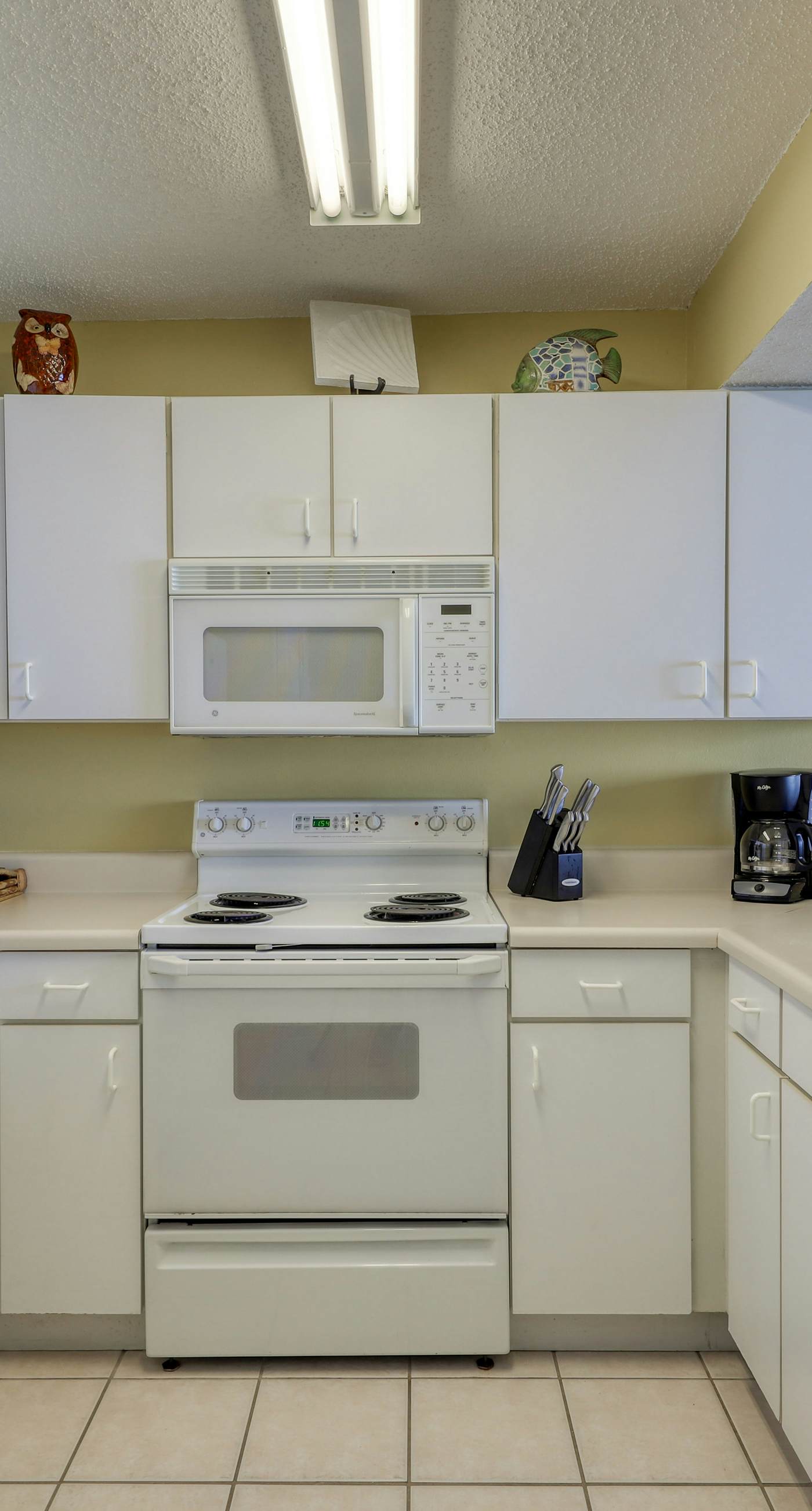 High-rise condo with ocean views, pool & balcony