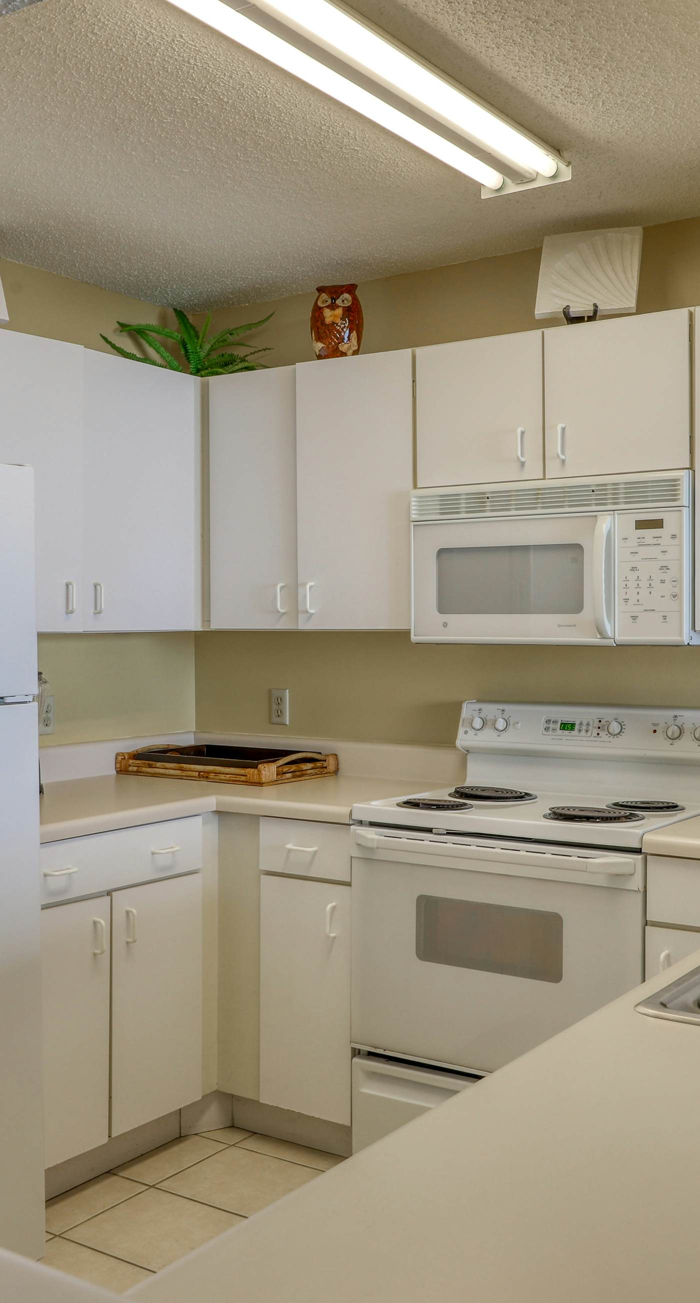 High-rise condo with ocean views, pool & balcony