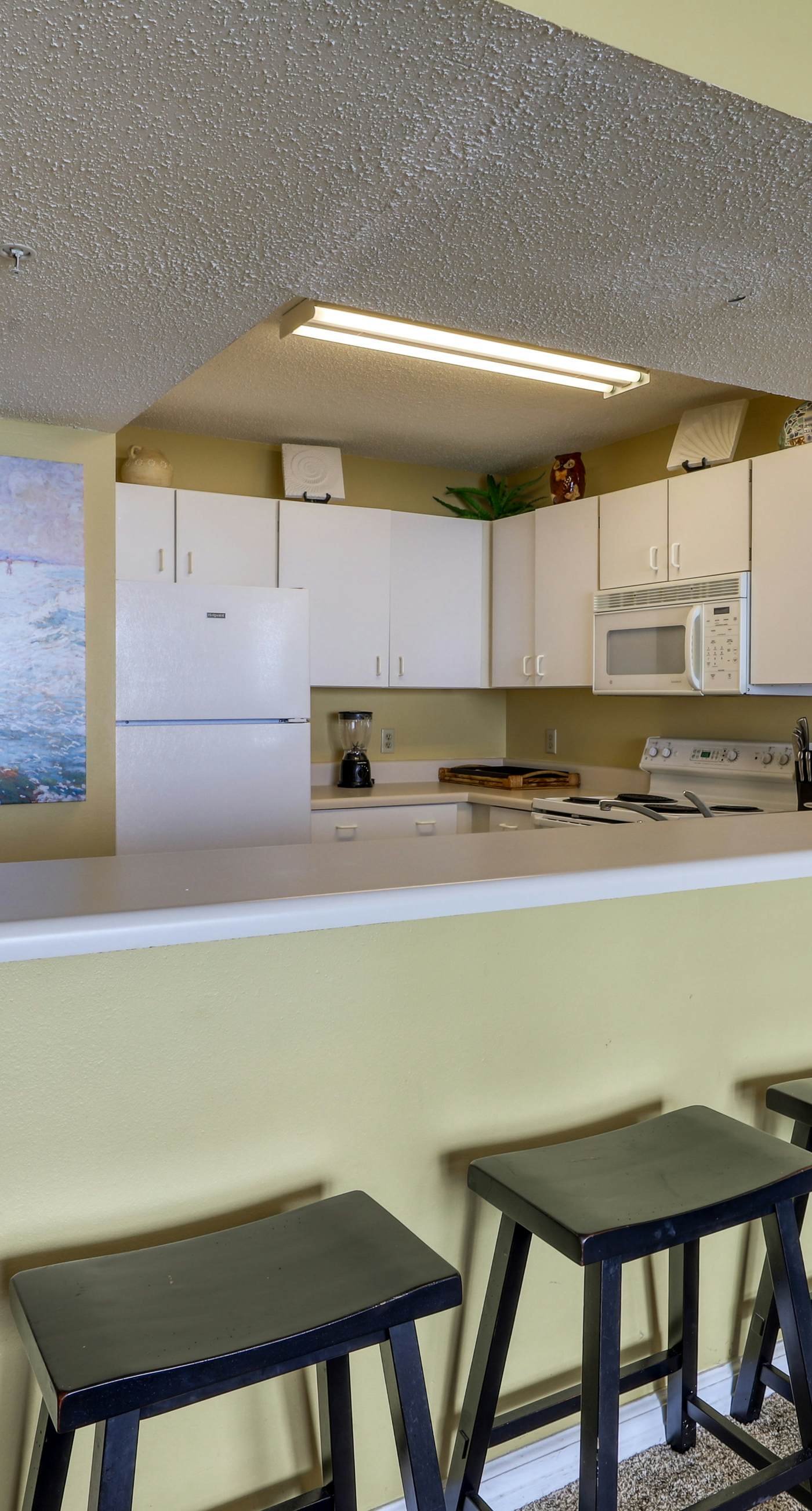 High-rise condo with ocean views, pool & balcony