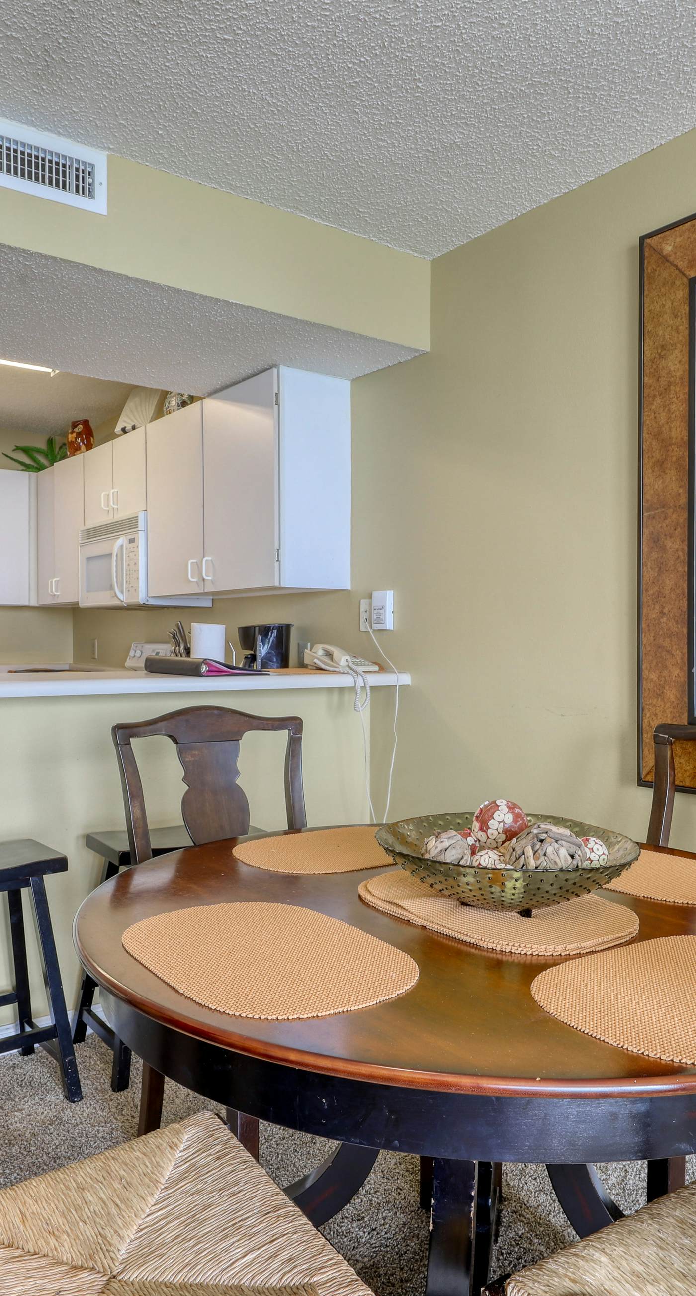 High-rise condo with ocean views, pool & balcony