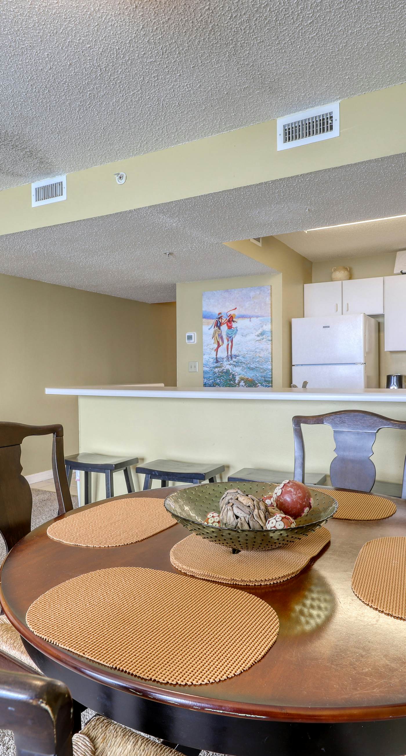 High-rise condo with ocean views, pool & balcony