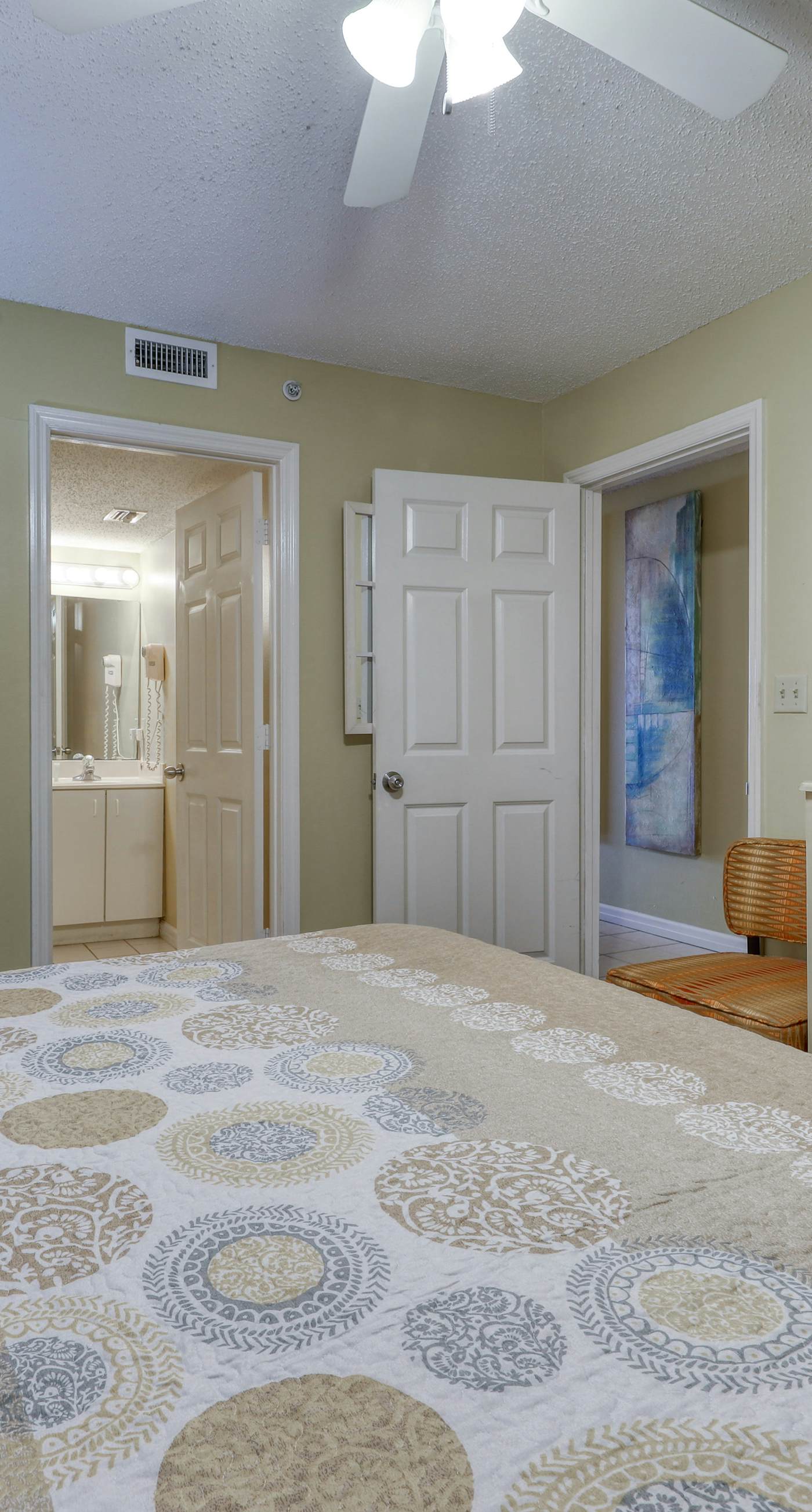 High-rise condo with ocean views, pool & balcony